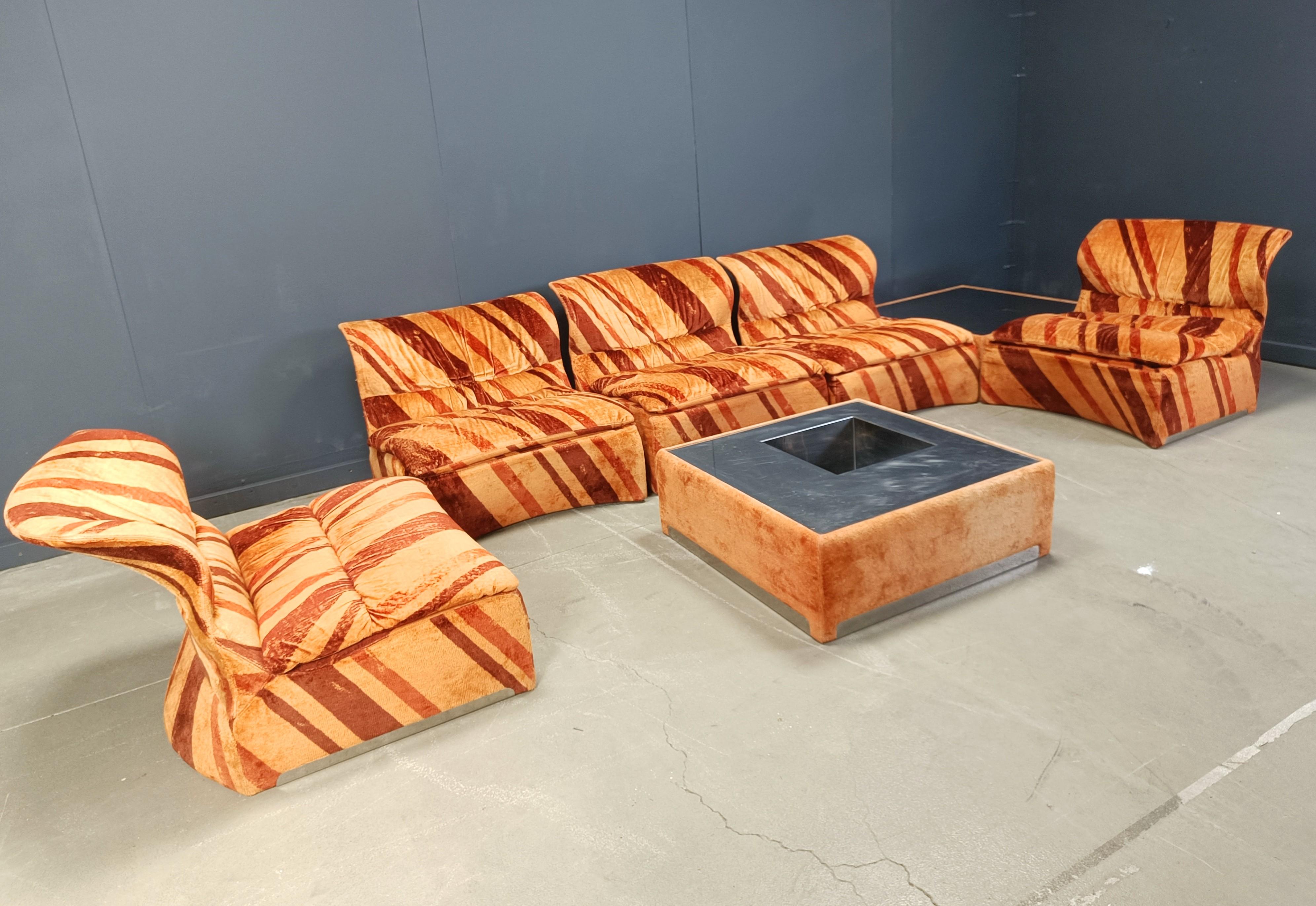 Rare Model 'Vela Bassa' sofa set designed by Italian designer Giovanni Offred and produced by Saporiti Italia.

This sofa set is completely modular, with 2 coffee tables with aluminum tops, one of which has a bar/glass/bottle/drinks