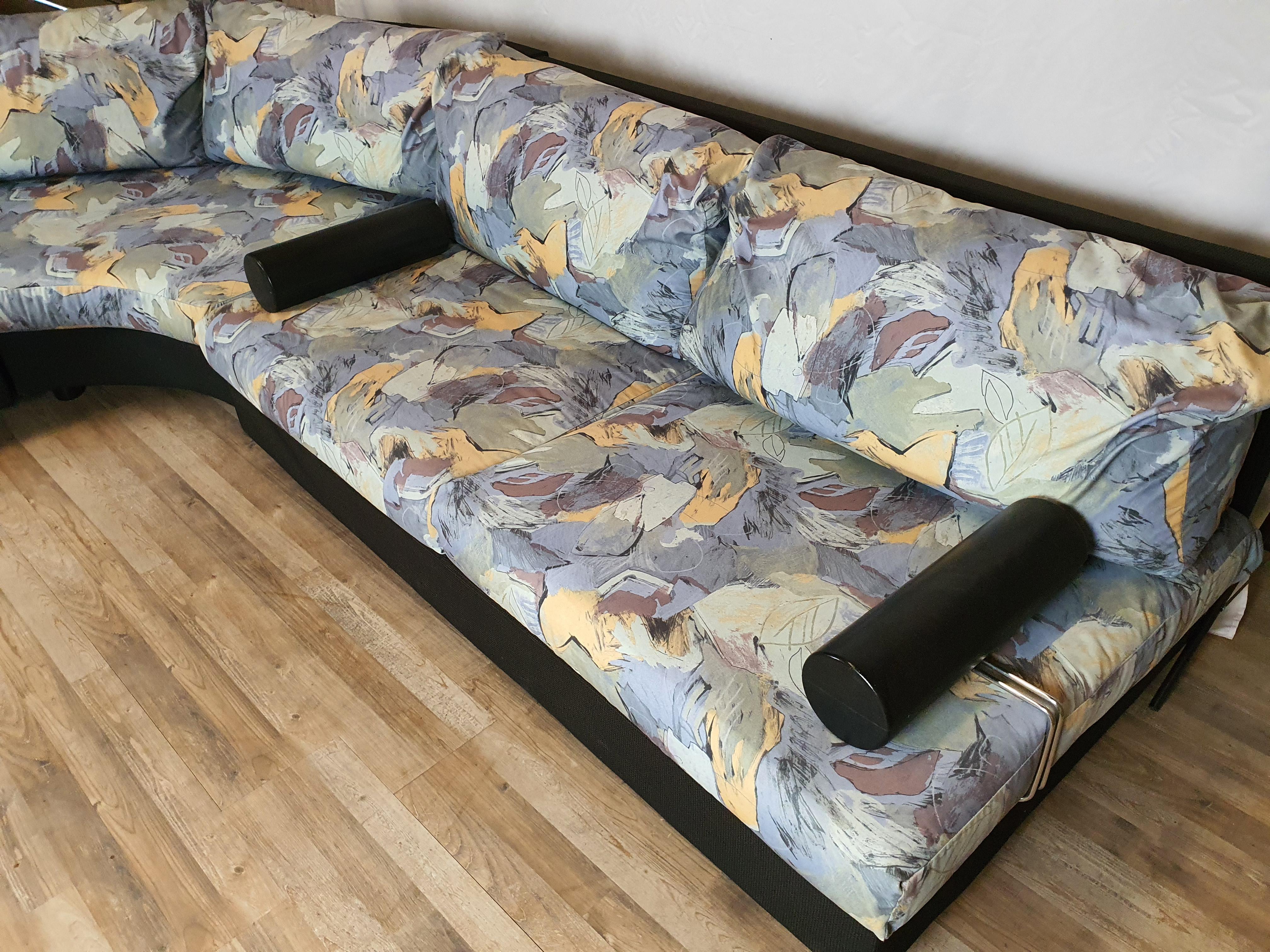 Modulares Vintage-Sofa mit Kissen und Armlehnen im Zustand „Gut“ im Angebot in Premariacco, IT