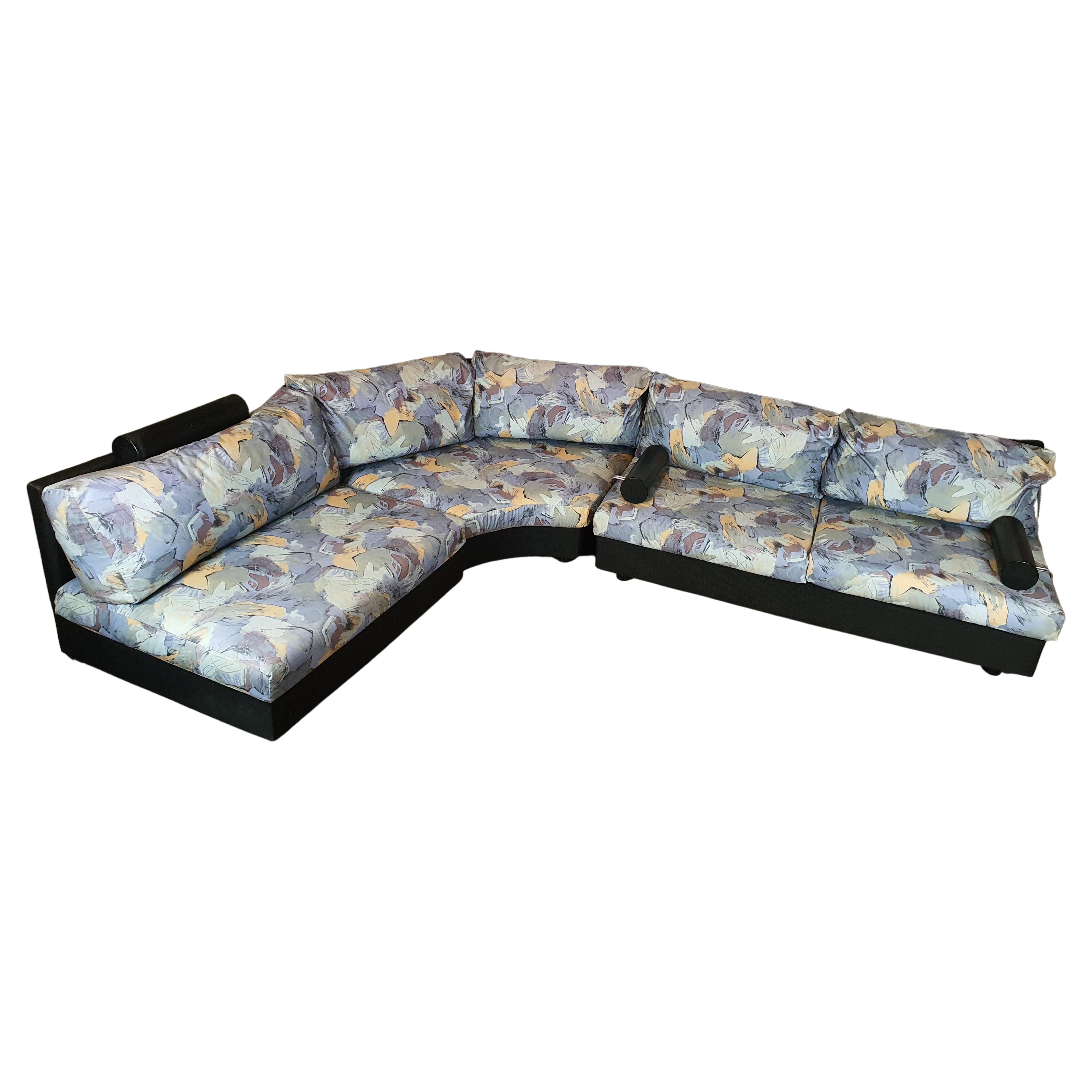 Modulares Vintage-Sofa mit Kissen und Armlehnen im Angebot