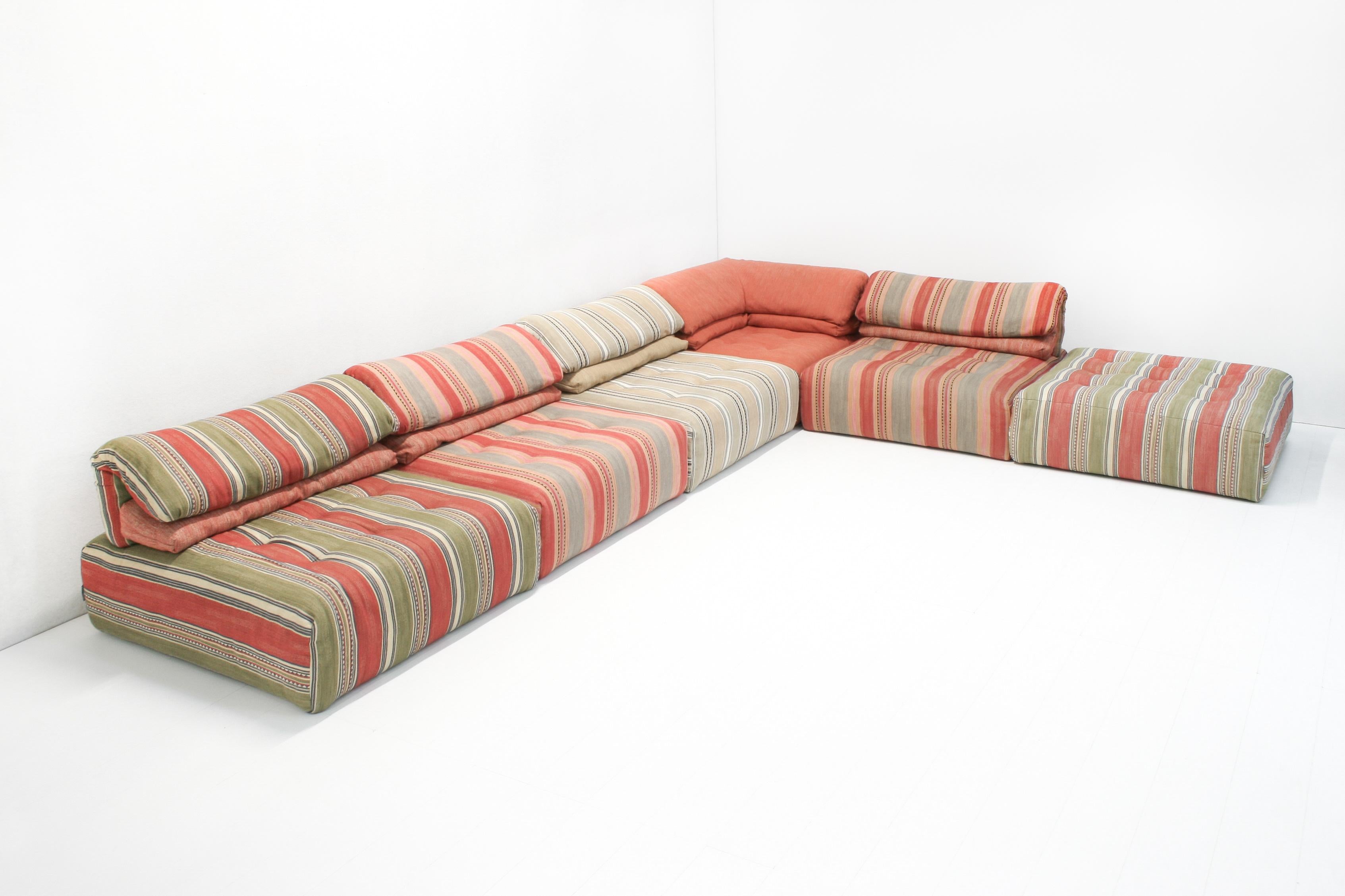 The Voyage Immoble range was developed in-house by the Studio Roche Bobois design team.
This set consists of 4 straight elements, 1 corner element and 1 pouf. Each element measures 95 x 95 x 61 cm. The covers are removable and the backs of the