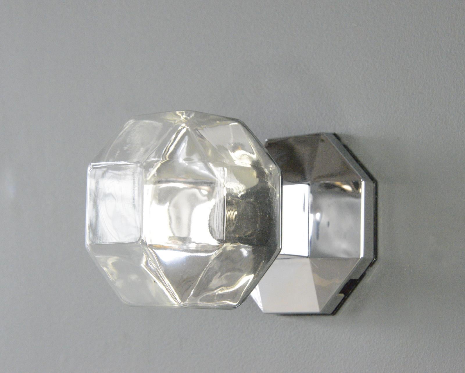 Modular Wall Lights By Mokoto Ishii For Staff Circa 1970s

- Polyhedric glass shades with mercury coated inners
- Chrome backplate
- Take E14 fitting bulbs
- Designed by Motoko Ishii
- Produced by Staff Leutchen
- German ~ 1970s
- 13cm wide x 18cm