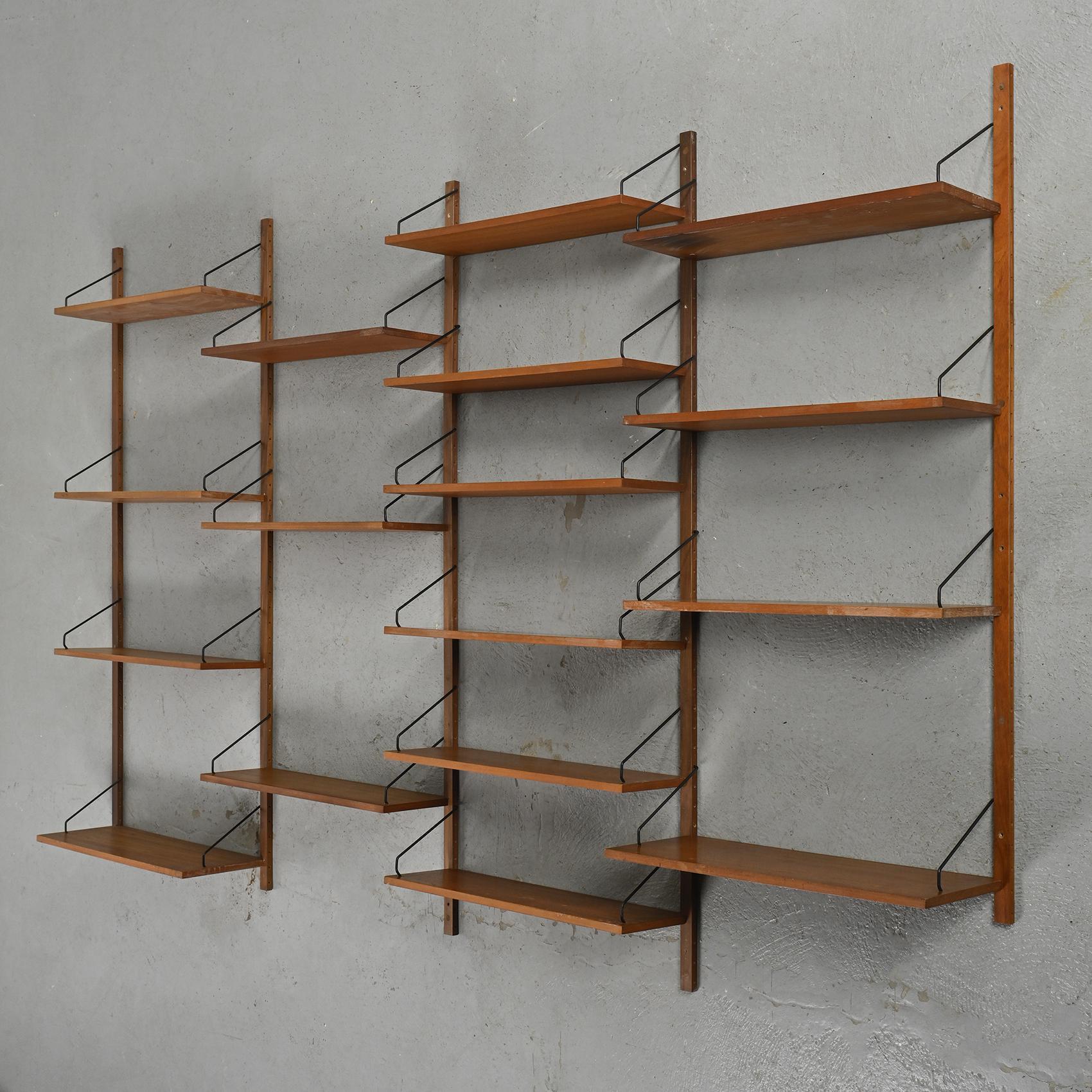 Crafted in the 1960s, the Royal System modular wall-mounted bookcase is a quintessential masterpiece by Poul Cadovius, epitomizing the timeless allure of Danish design.

This composition comprises five sleek uprights seamlessly integrating 17