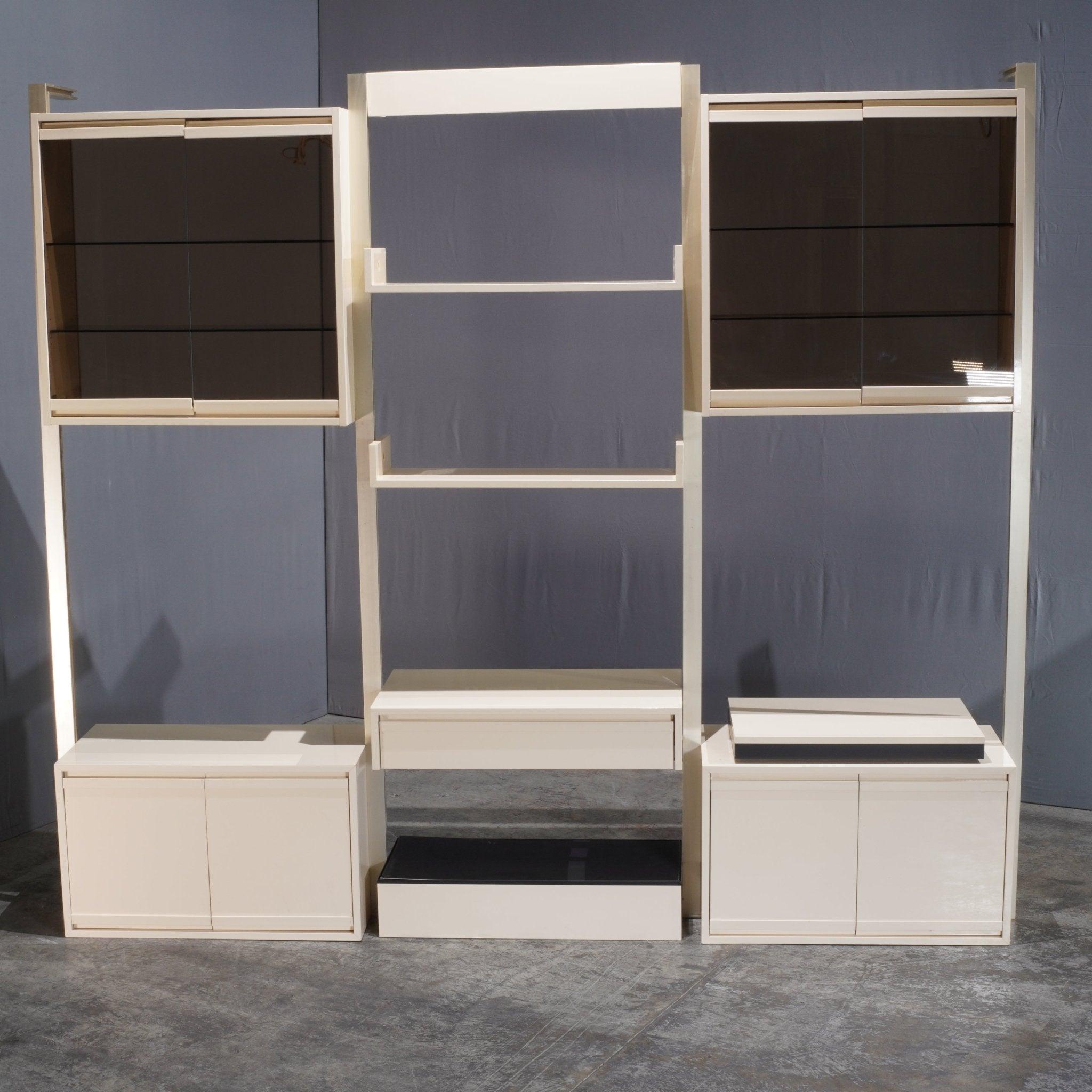 Das modulare wandmontierte Aufbewahrungssystem von Michel Ducaroy für Ligne Roset ist eine vielseitige und moderne Aufbewahrungslösung. Das von dem renommierten Michel Ducaroy entworfene System bietet flexible Aufbewahrungsmöglichkeiten mit einem