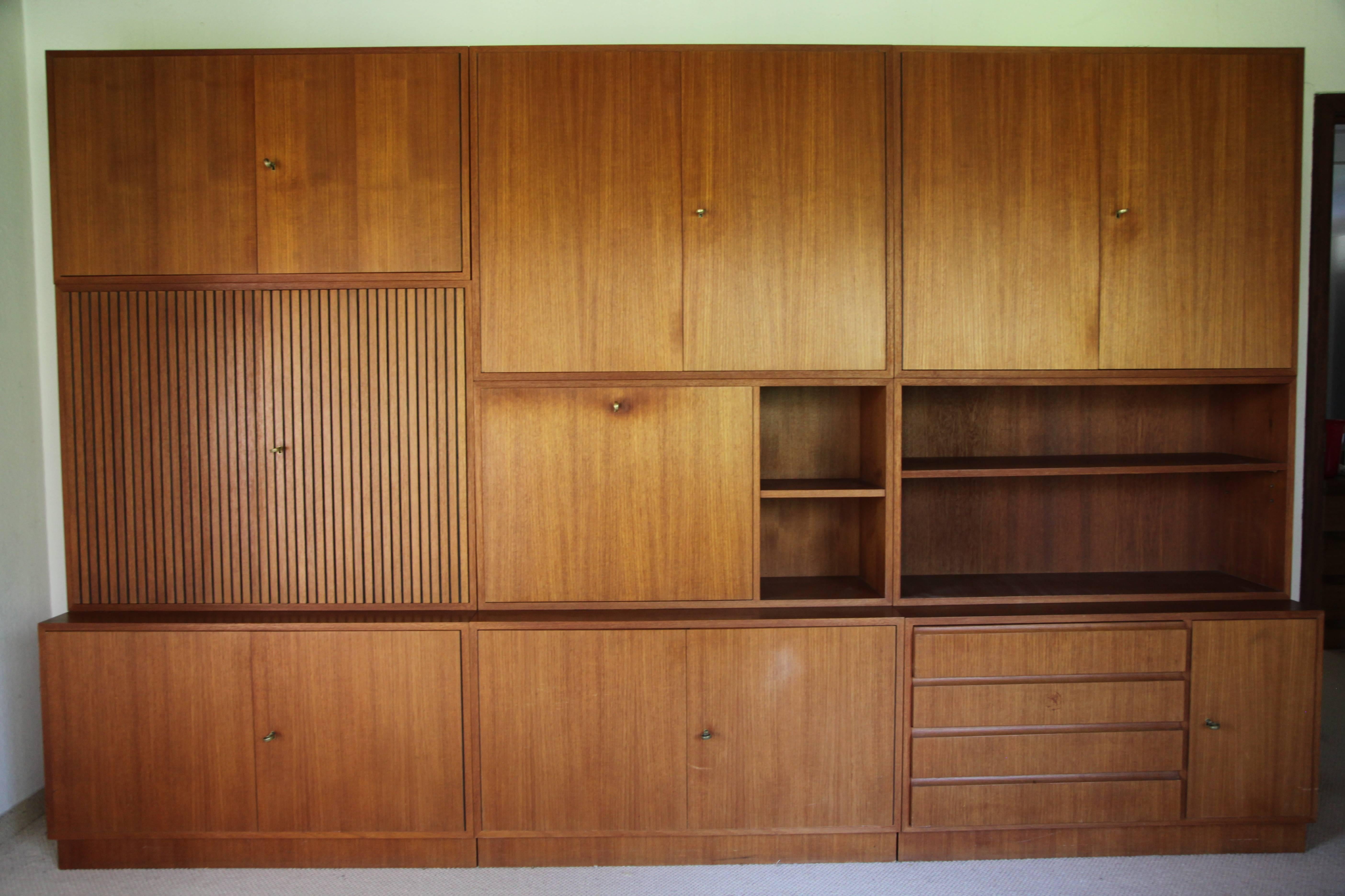 Large sideboard with nine modular wall elements in French walnut veneer from the WK-Satink series, designed in 1952 by Georg Satink, manufactured by WK Möbel, Germany.
The WK-Satink series consisted of 28 different pieces, which all could be