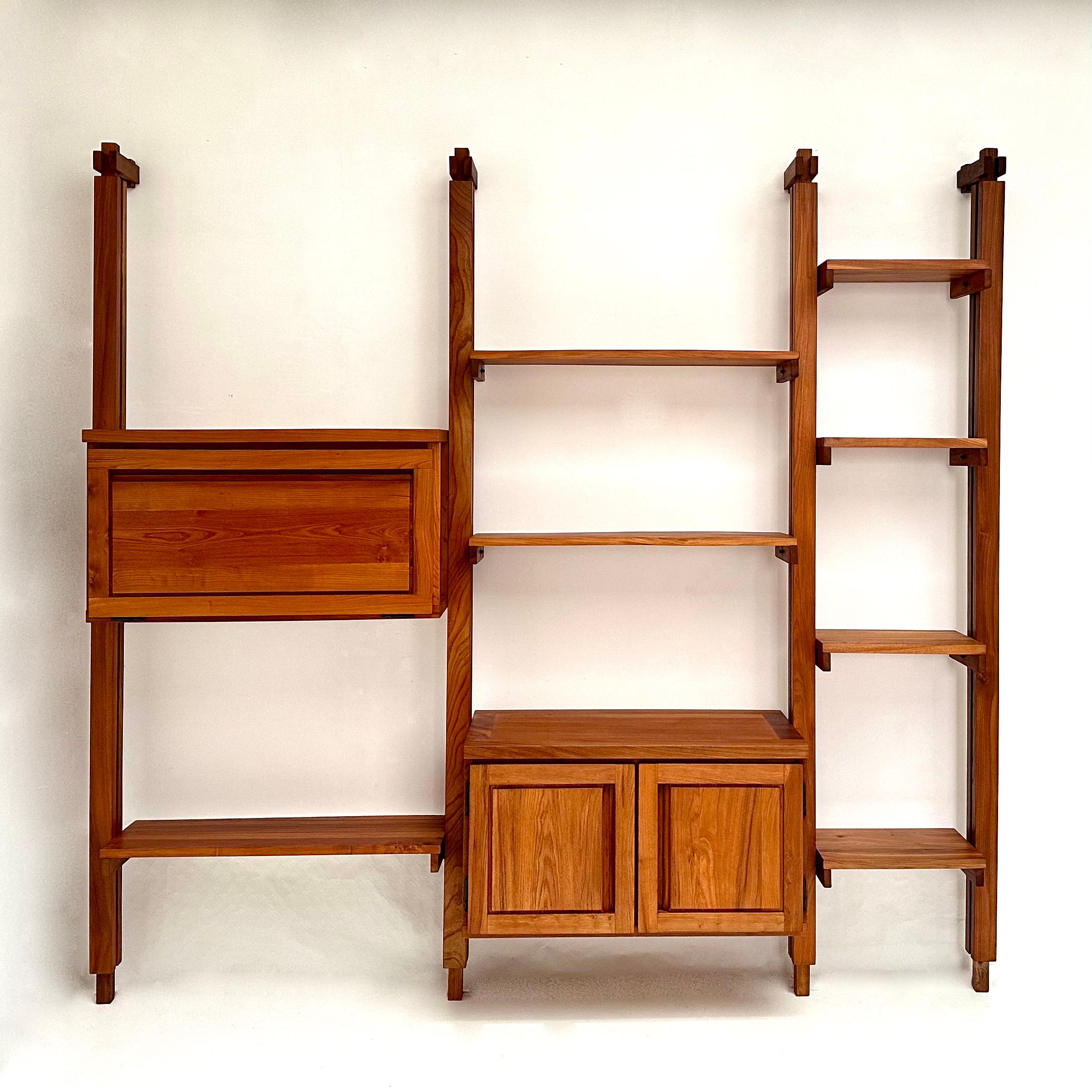 French work of the 1980s, this elegant shelves combines rusticity and modernity by the choice of a wood with warm tones and minimalist lines, like the creations of Pierre Chapo.

The oiled finish highlights the quality of the wood by guaranteeing