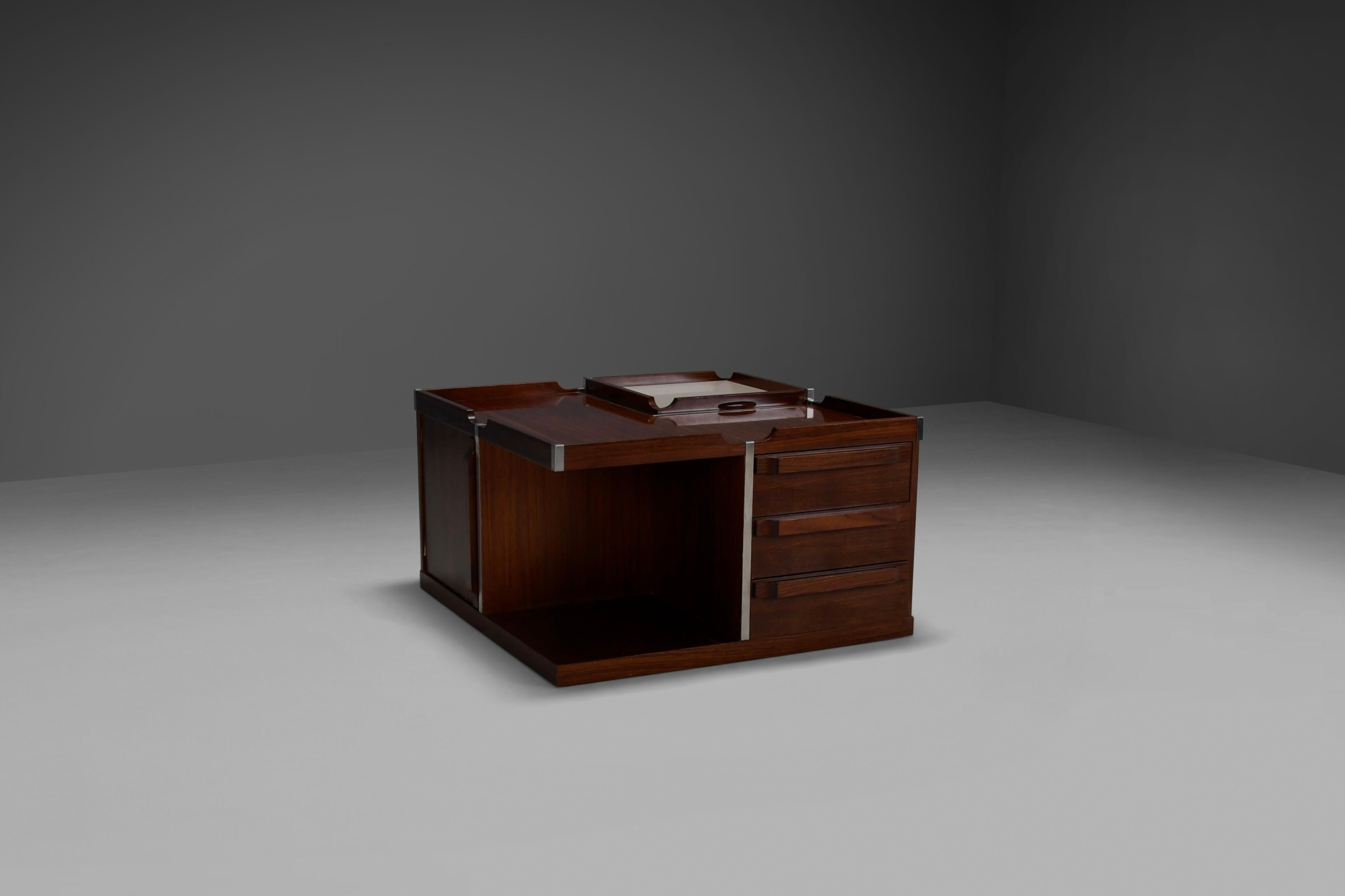 Bellissimo e versatile tavolino da caffè in ottime condizioni.

Disegnato da Luigi Sormani

Prodotto da Fiarm negli anni '60.

Aggiungi un tocco di design italiano di metà secolo al tuo spazio con questo splendido tavolo da bar modulare disegnato da