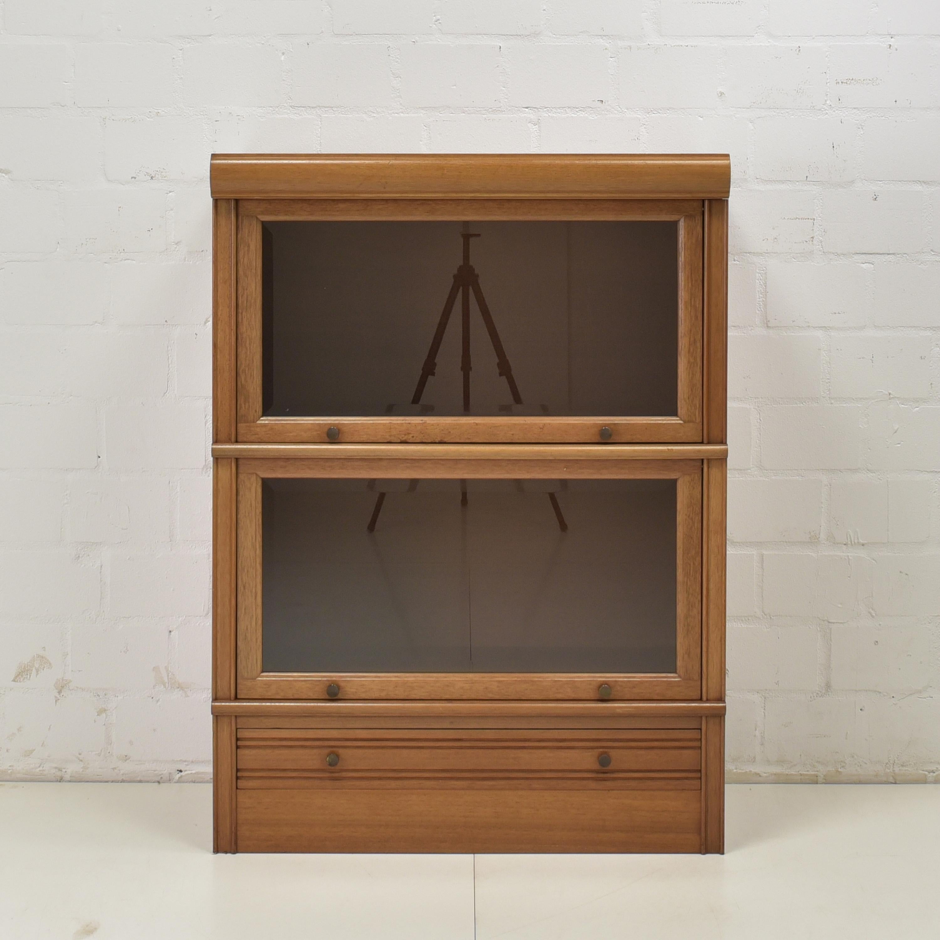 Module cabinet restored display cabinet filing cabinet module shelf 2/2

Features:
4-part model with a drawer base, two showcase modules and a lid
The modules are interchangeable
Only the drawer base always comes down and the lid on top
Glass