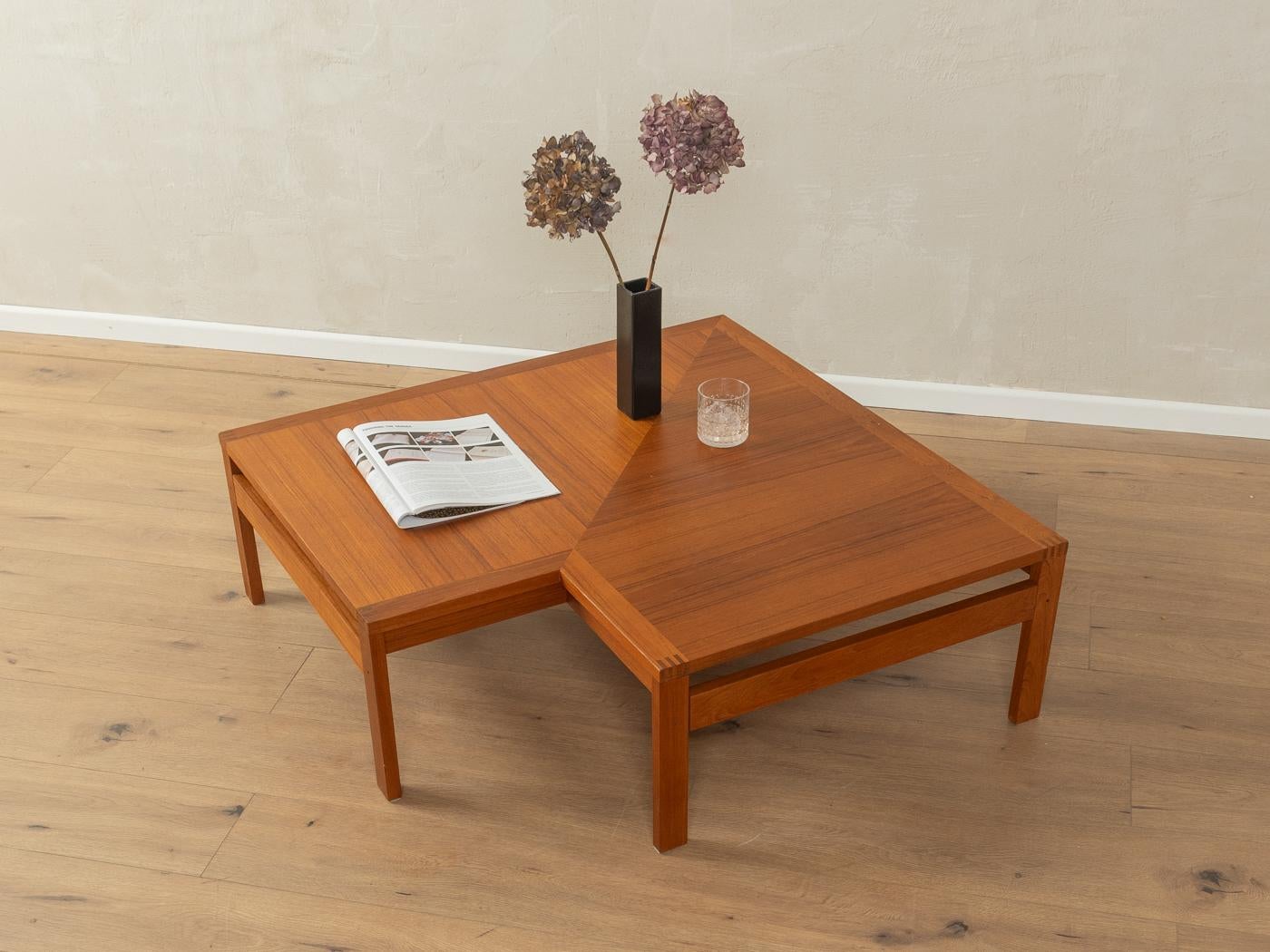 Merveilleuse table basse d'angle des années 1960 par Ole Gjerløv Knudsen & Torben Lind pour la série France & Søn Moduline. Structure solide et plateau de table en teck.

Caractéristiques de qualité :

    Un design abouti : des proportions