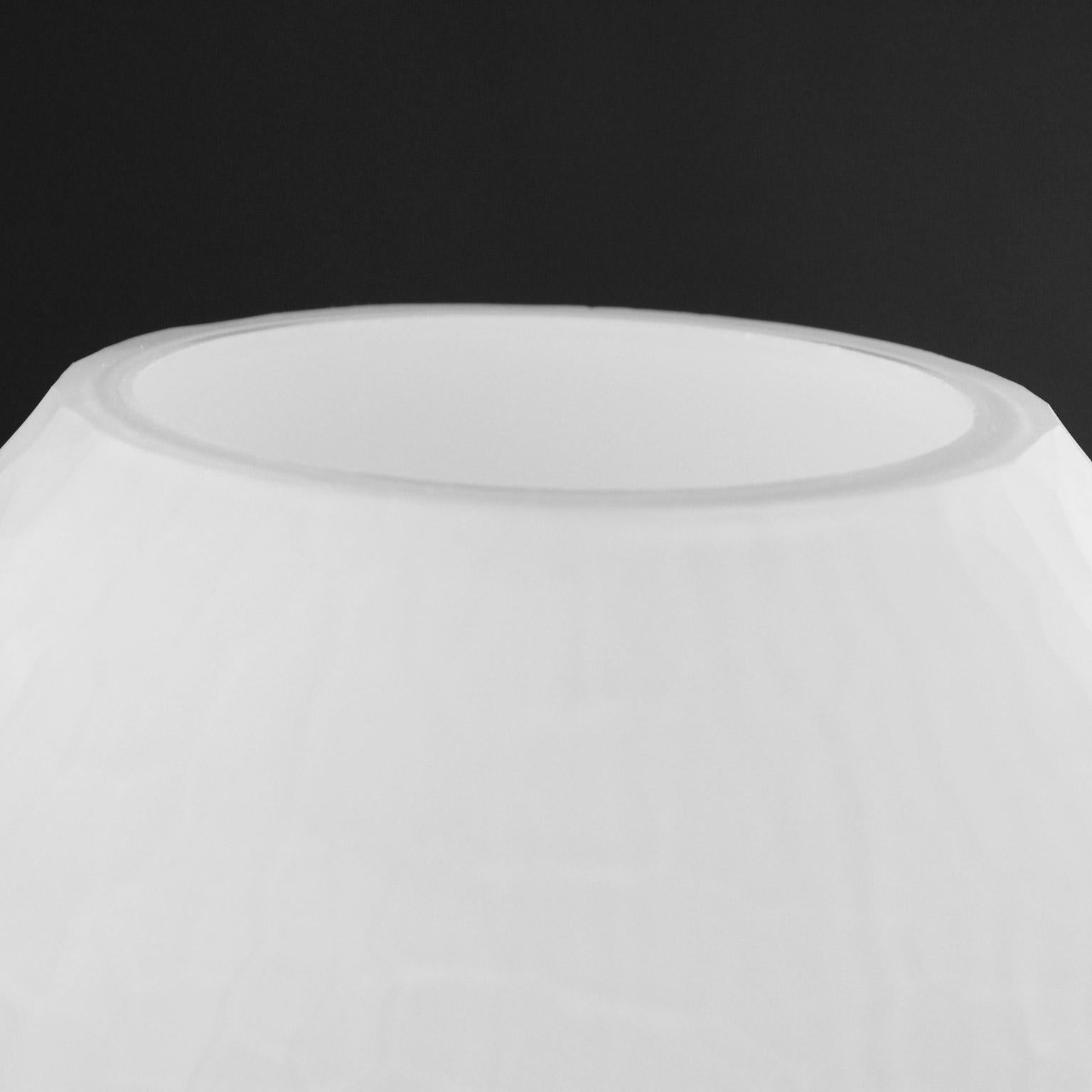 Italiano Vaso artistico in vetro bianco soffiato a bocca macinato Modus di Multiforme in stock in vendita