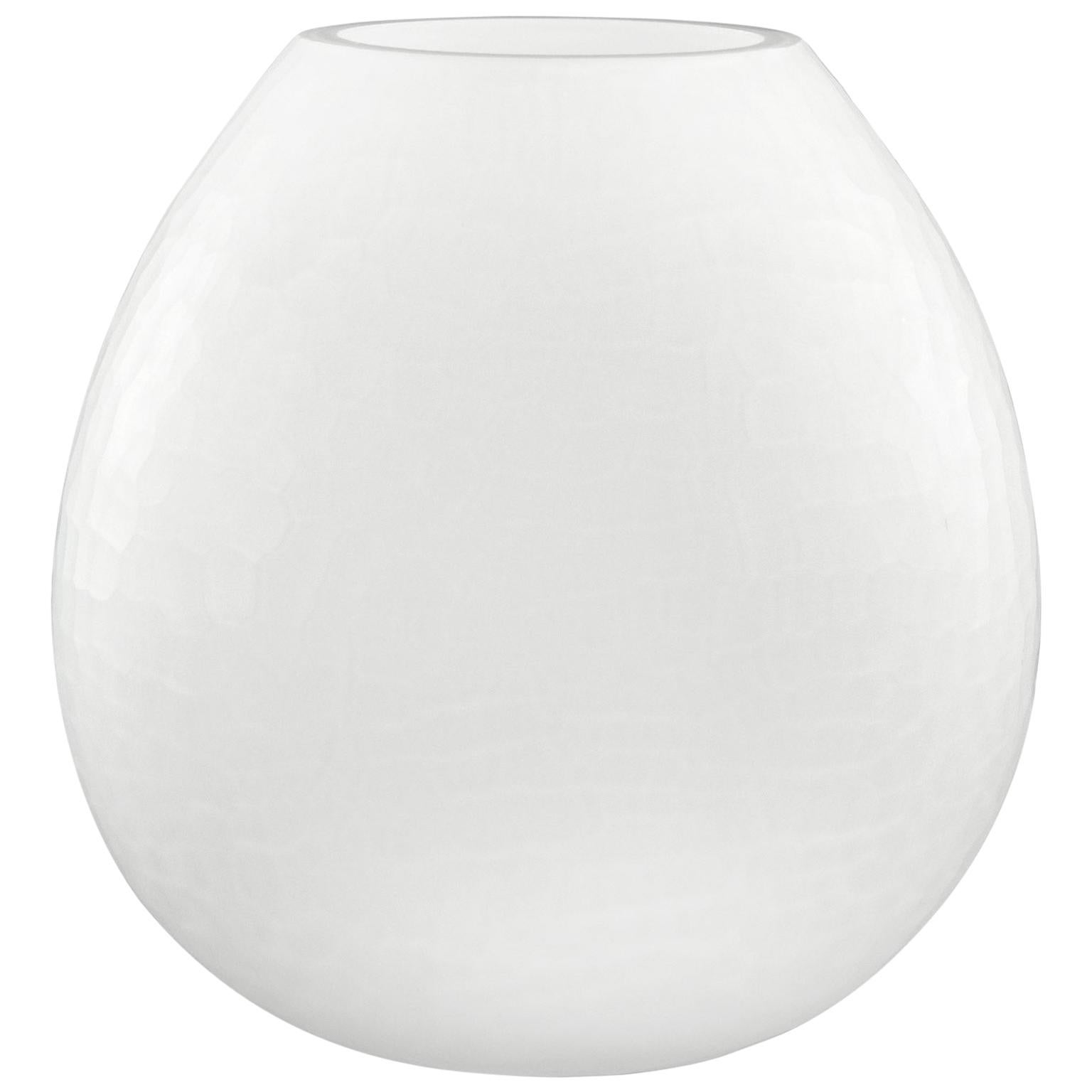 Vaso artistico in vetro bianco soffiato a bocca macinato Modus di Multiforme in stock