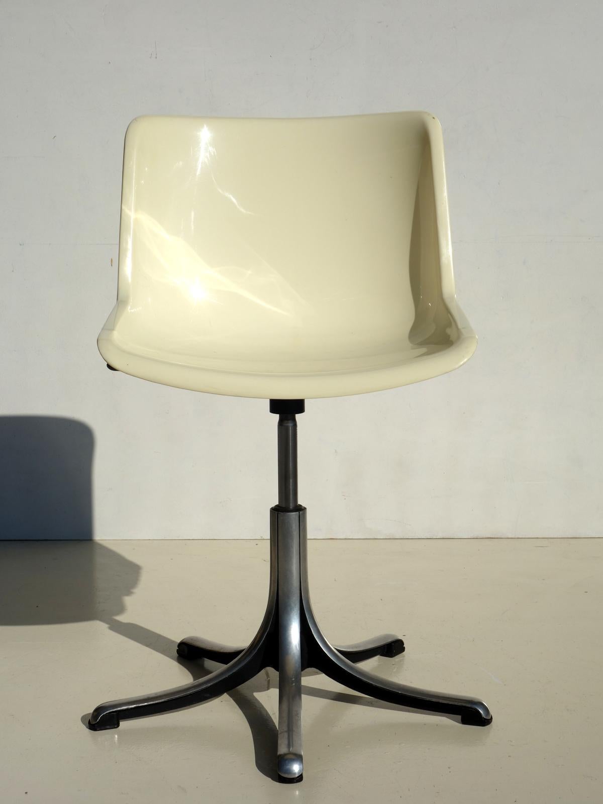 Italian Modus Office by Osvaldo Borsani for Tecno 1960s Desk Chair For Sale