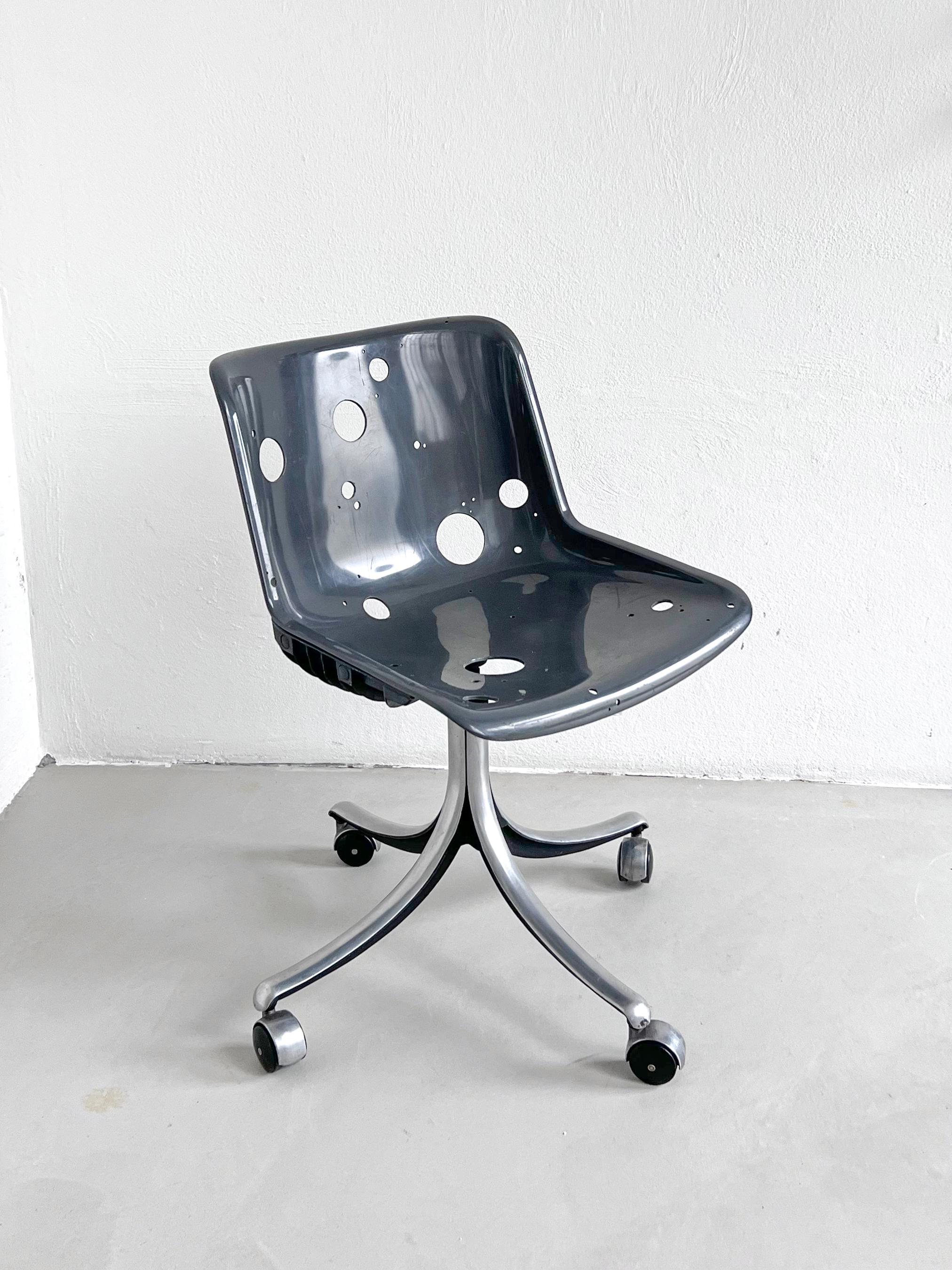 Art Design Chair - Stand Alone chair - Artistic Chair by Milanese Studio For Sale 3