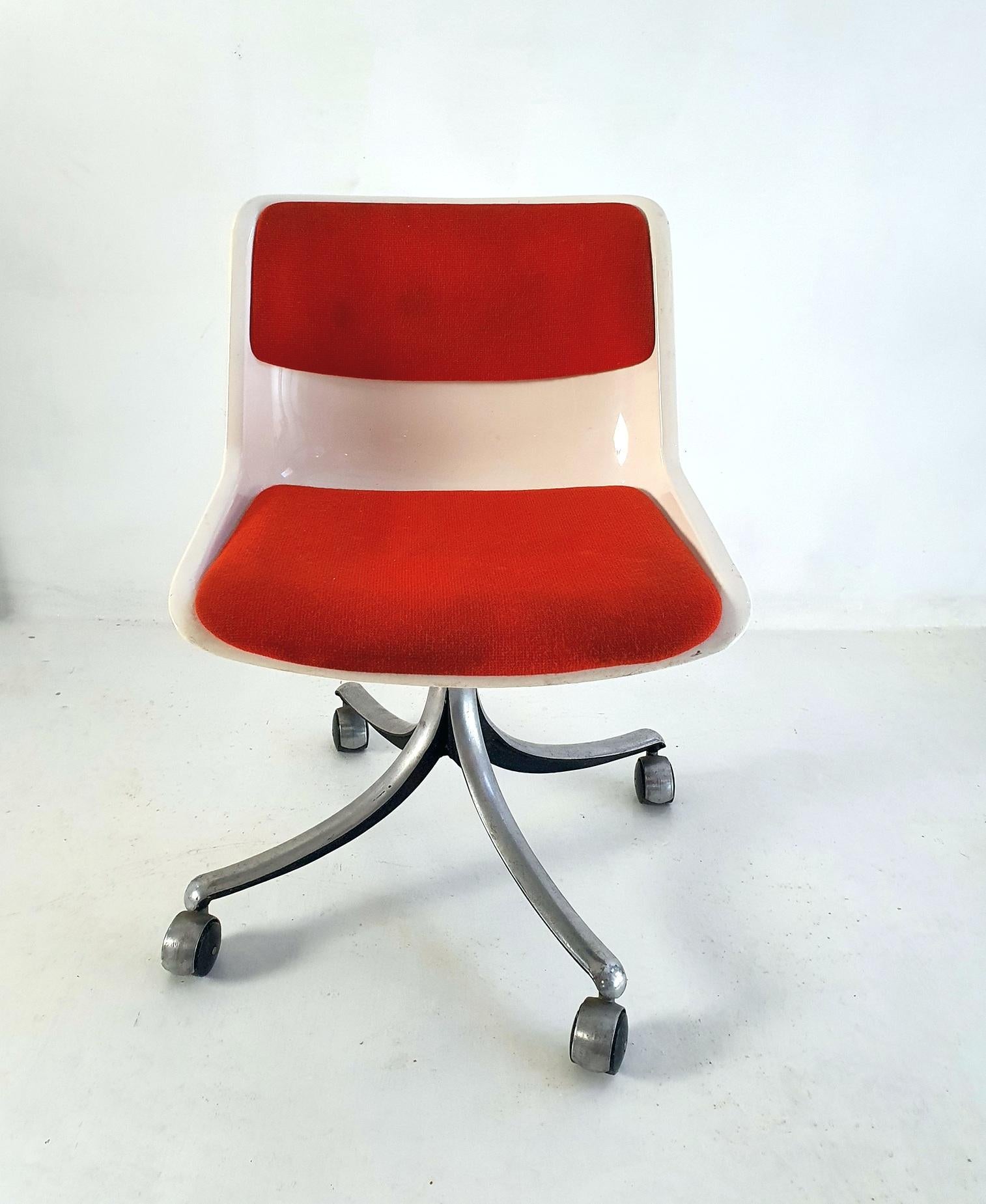 Bürodrehstuhl aus weißem Kunststoff mit orangefarbenem/rotem Wollstoff, der auf einem Aluminiumsockel mit den Originalrollen steht und gut funktioniert. Entworfen von Osvaldo Borsani für Tecno in den 1970er Jahren. Dieses Modell ist in der Höhe