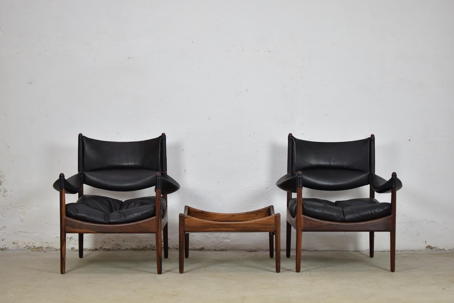 Rare ‘Modus’ seating group by Kristian Vedel for Søren Willadsen Møbelfabrik, Denmark, 1963. This set features two easy chairs with its matching ottoman and side table. All made out of solid rosewood and the original black leather upholstery.
