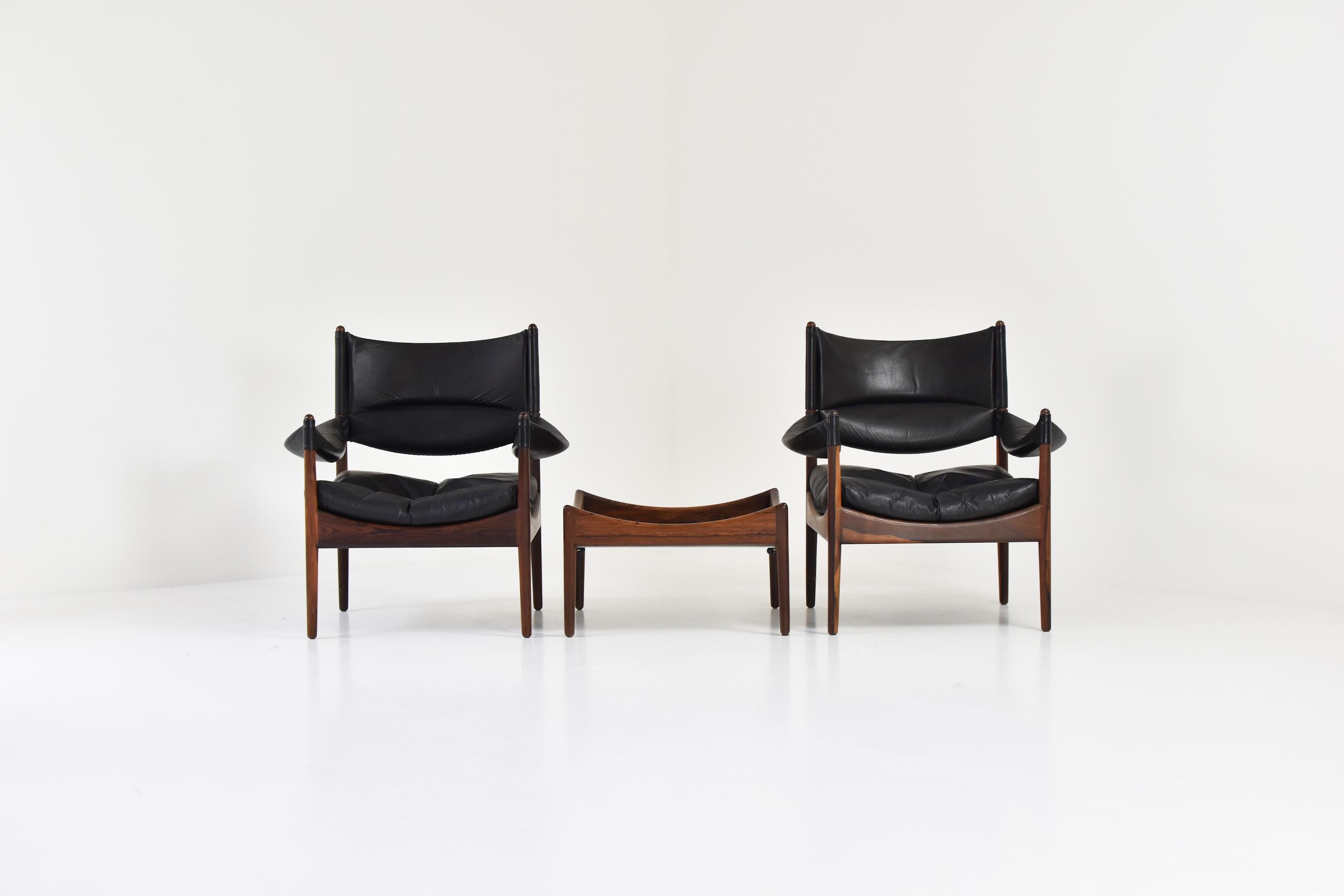 Rare ‘Modus’ seating group by Kristian Vedel for Søren Willadsen Møbelfabrik, Denmark, 1963. This set features two easy chairs with its matching ottoman and side table. All made out of solid rosewood and the original black leather upholstery.