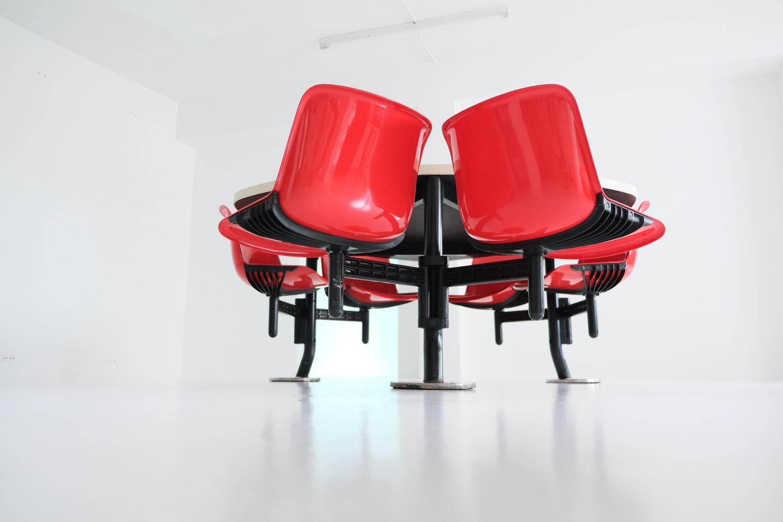 Modus triangular table + integrated swivelling chairs by Osvaldo Borsani, Tecno For Sale 2