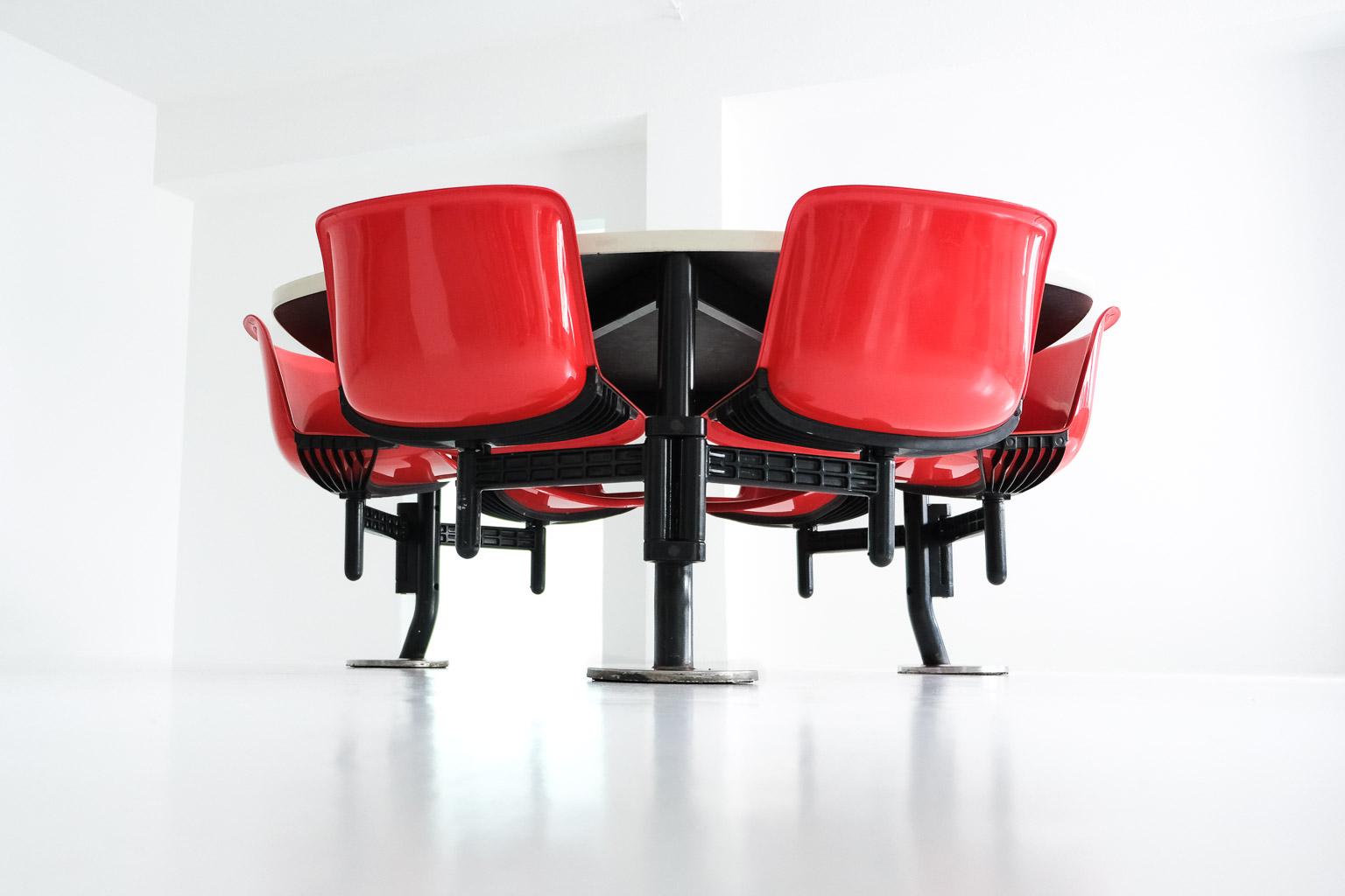 Table triangulaire et chaises pivotantes intégrées Modus d'Osvaldo Borsani, Tecno en vente 4