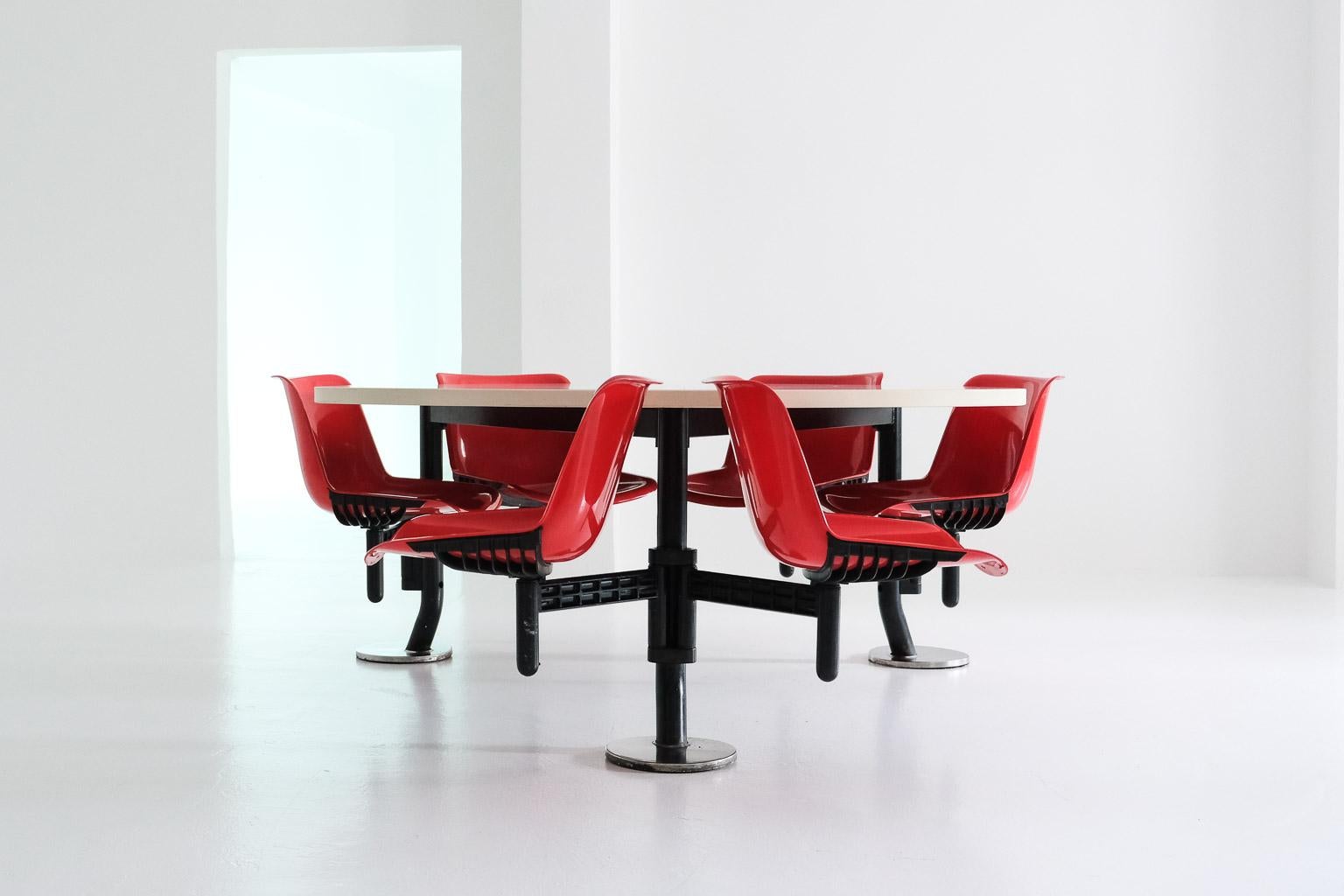 Ère spatiale Table triangulaire et chaises pivotantes intégrées Modus d'Osvaldo Borsani, Tecno en vente