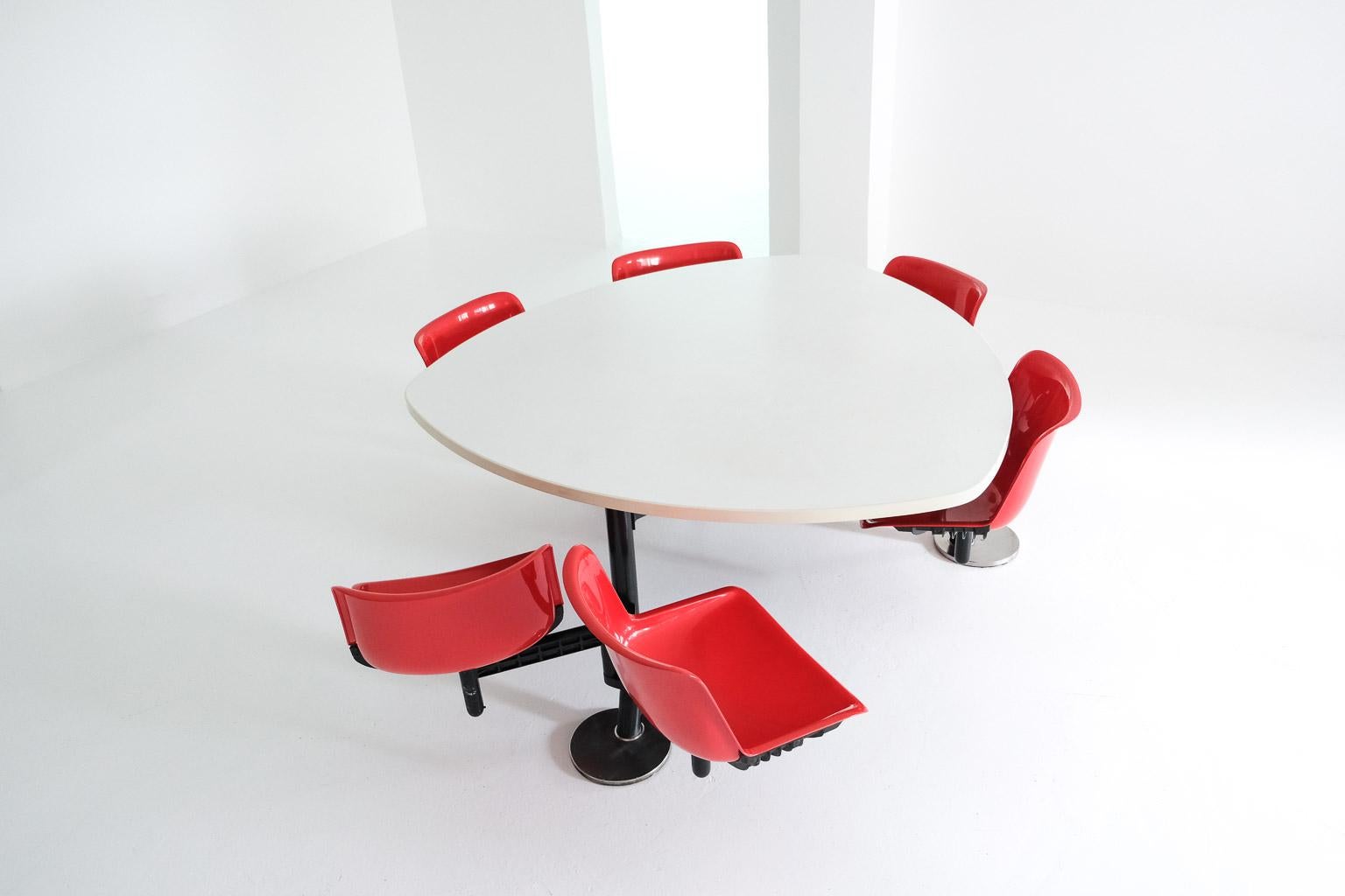 Space Age Modus triangular table + integrated swivelling chairs by Osvaldo Borsani, Tecno For Sale