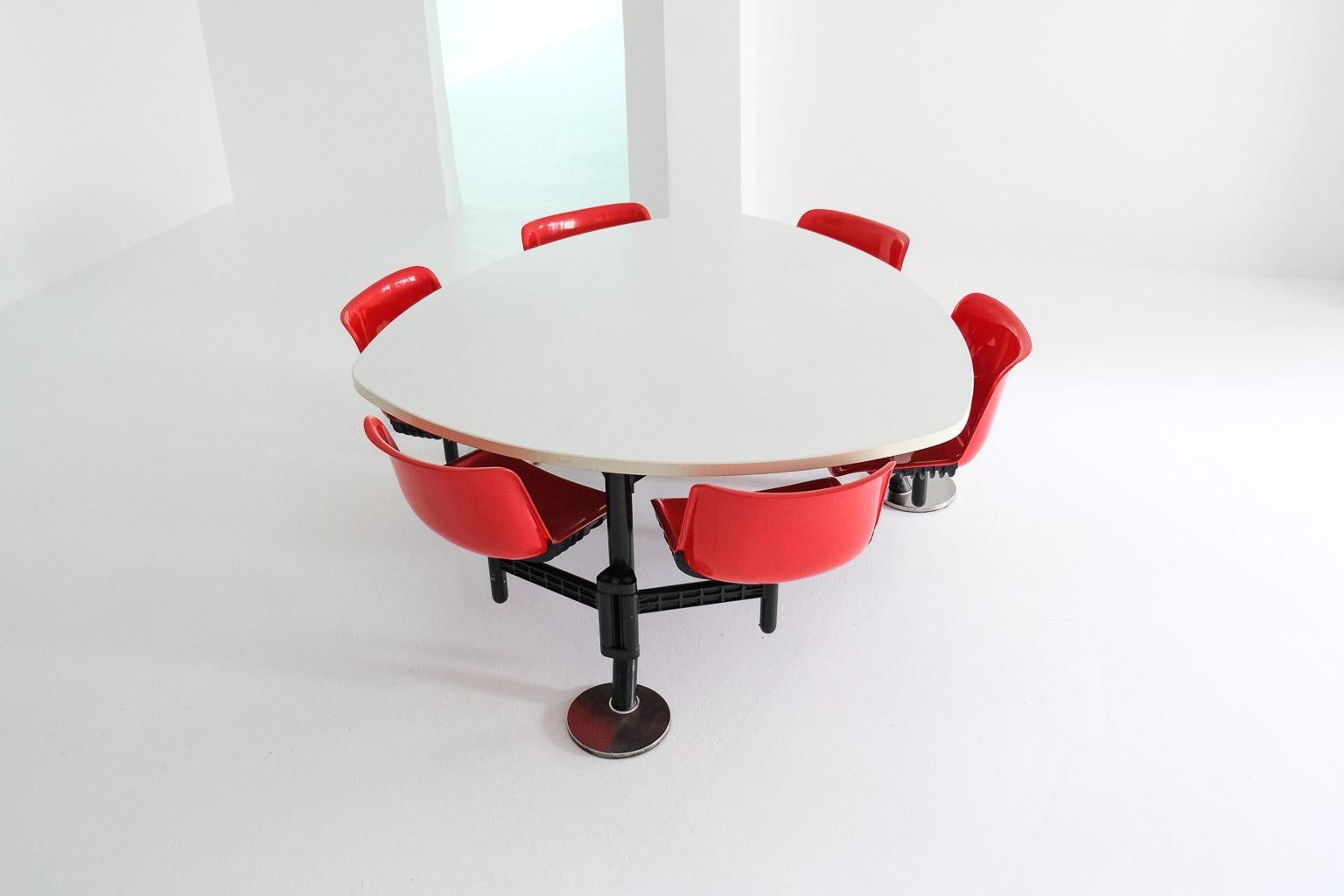 Modus triangular table + integrated swivelling chairs by Osvaldo Borsani, Tecno In Good Condition For Sale In Frankfurt am Main, DE