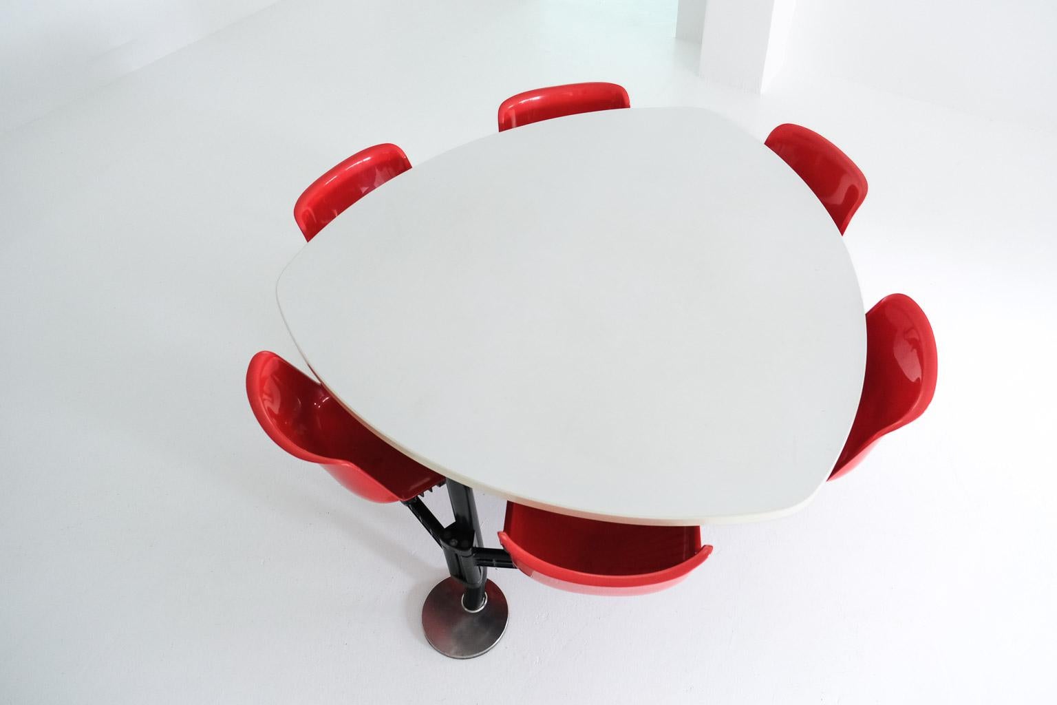 Late 20th Century Modus triangular table + integrated swivelling chairs by Osvaldo Borsani, Tecno For Sale