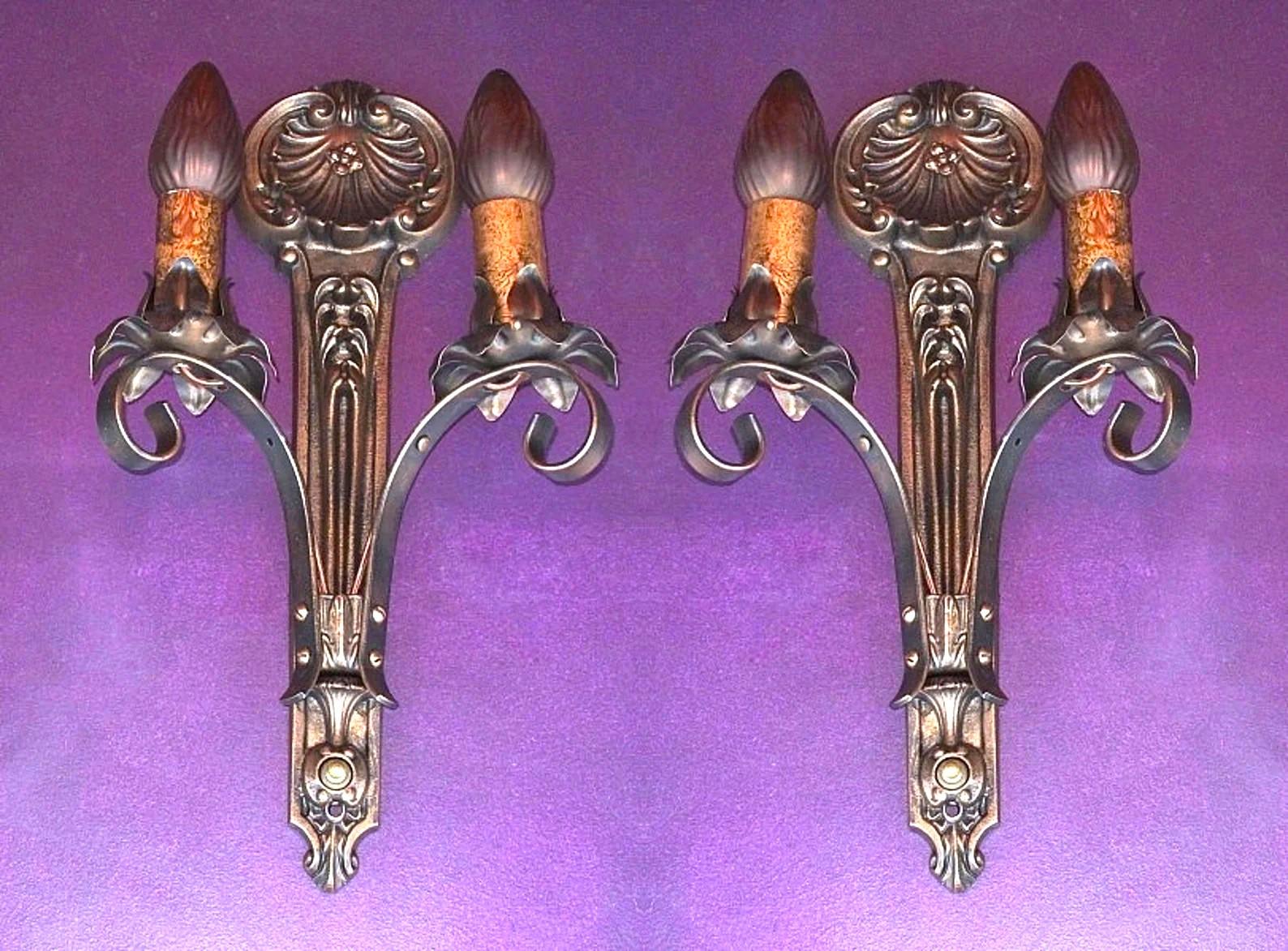 Prix par paire, 3 paires disponibles.
Merveilleuses appliques murales vintage à trois bras, dont six sont disponibles. Un design/One classique avec une rosette en coquillage sur le dessus qui leur confère une légère touche nautique. Toutes ces