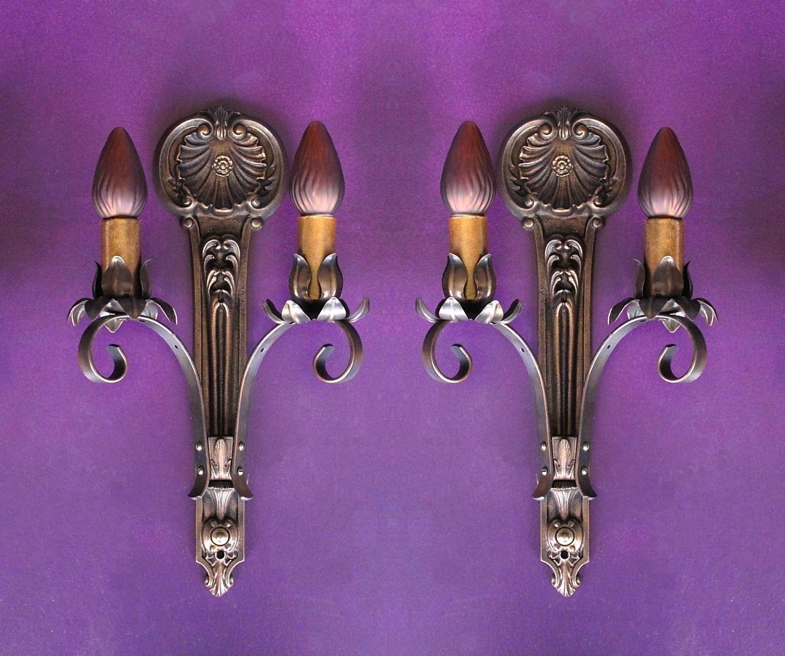 American Craftsman Applique vintage Moe Bridges à 2 ampoules en fonte 3 pièces disponibles, prix par paire en vente