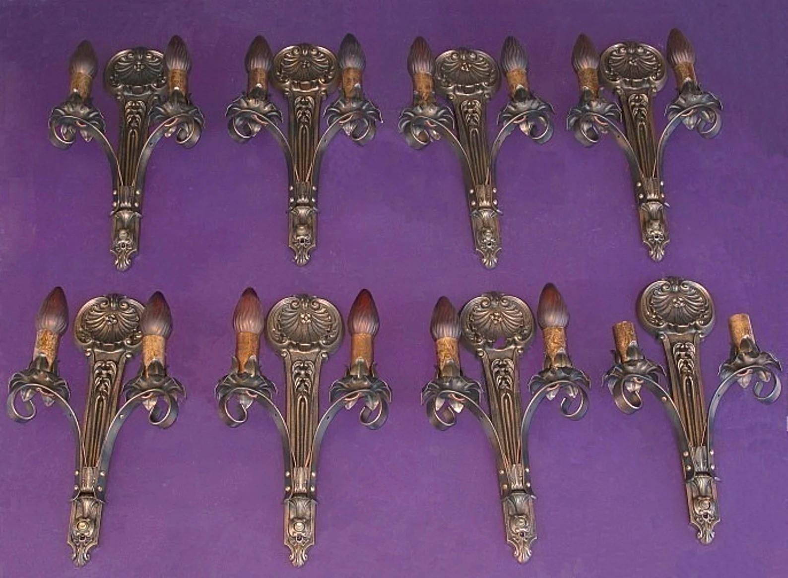 Moulage Applique vintage Moe Bridges à 2 ampoules en fonte 3 pièces disponibles, prix par paire en vente