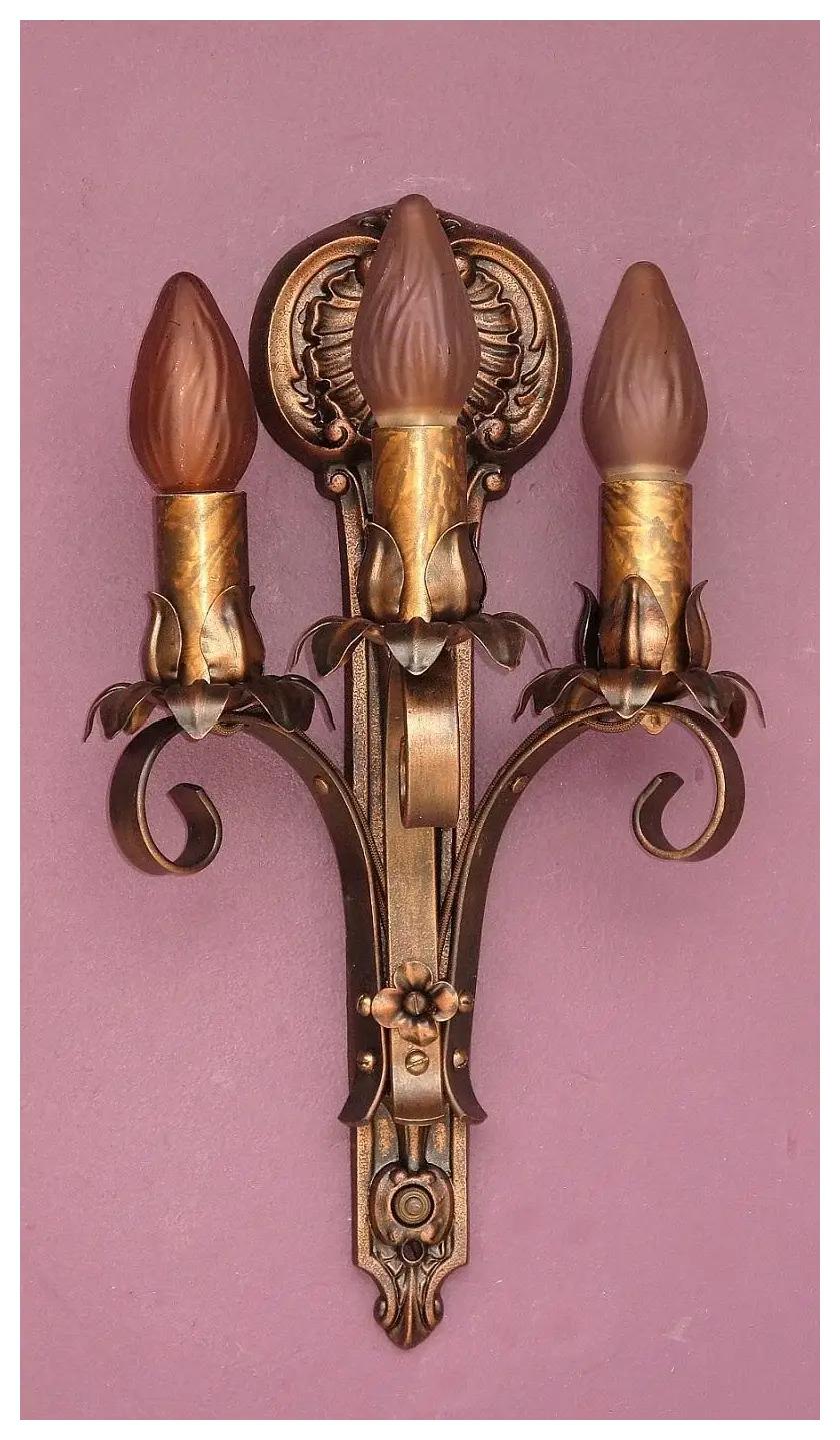American Craftsman Applique vintage Moe Bridges à 3 ampoules 7 pièces disponibles, prix par paire en vente