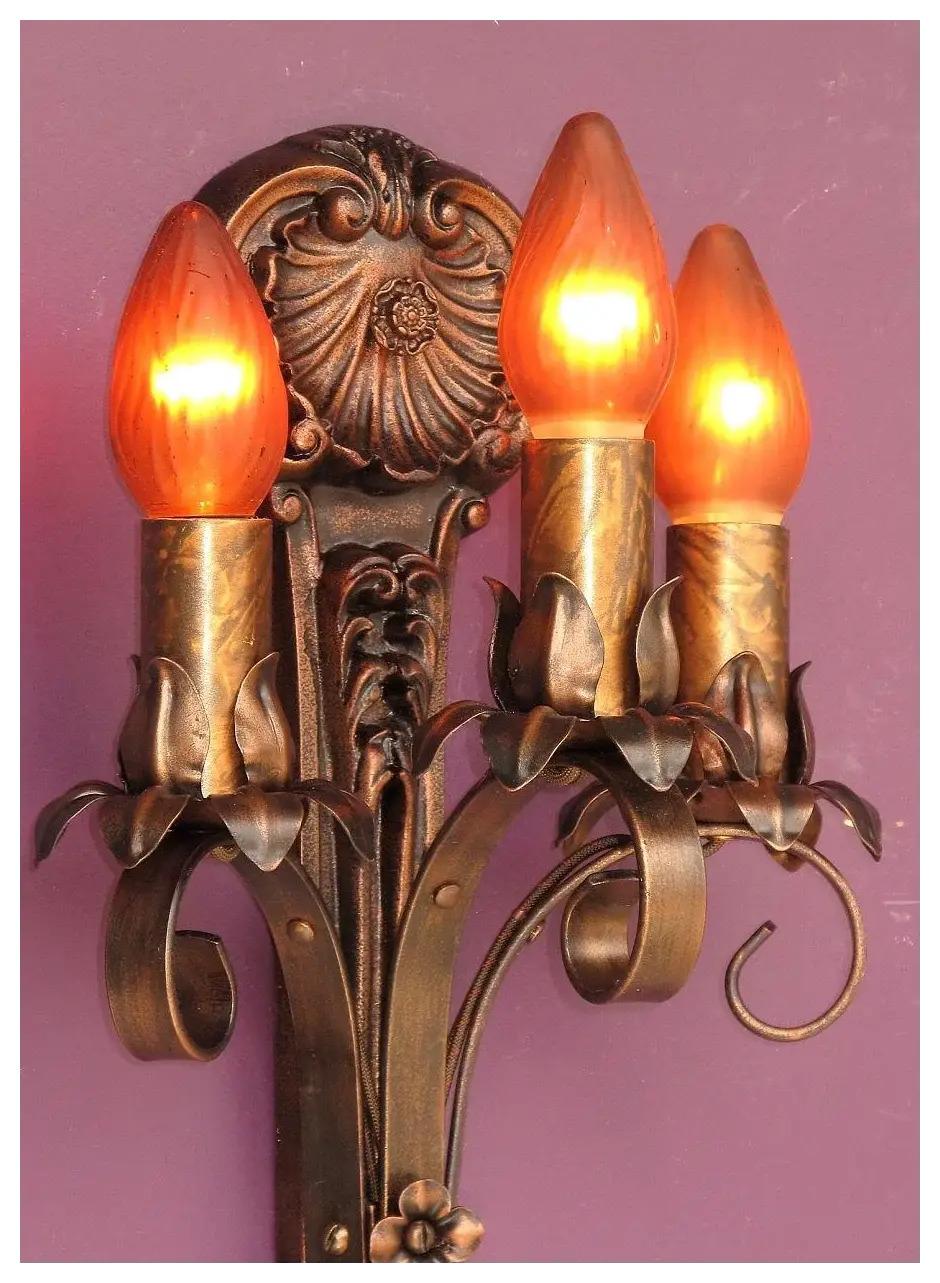 Applique vintage Moe Bridges à 3 ampoules 7 pièces disponibles, prix par paire Bon état - En vente à Prescott, US