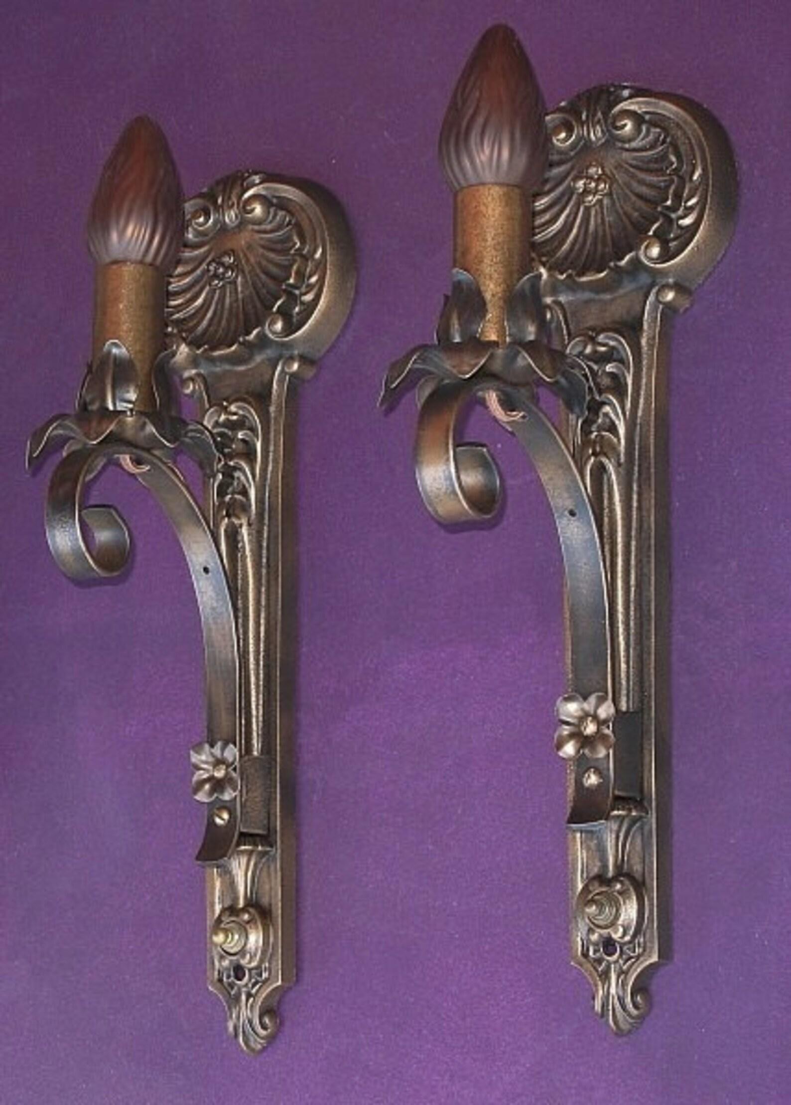 Il prezzo è al paio, con 5 paia disponibili.
Splendide applique vintage a tre bracci con sei disponibili. Il design e lo stile sono classici, con un'eccellente rosetta a conchiglia sulla parte superiore che conferisce un leggero tocco nautico. Tutte