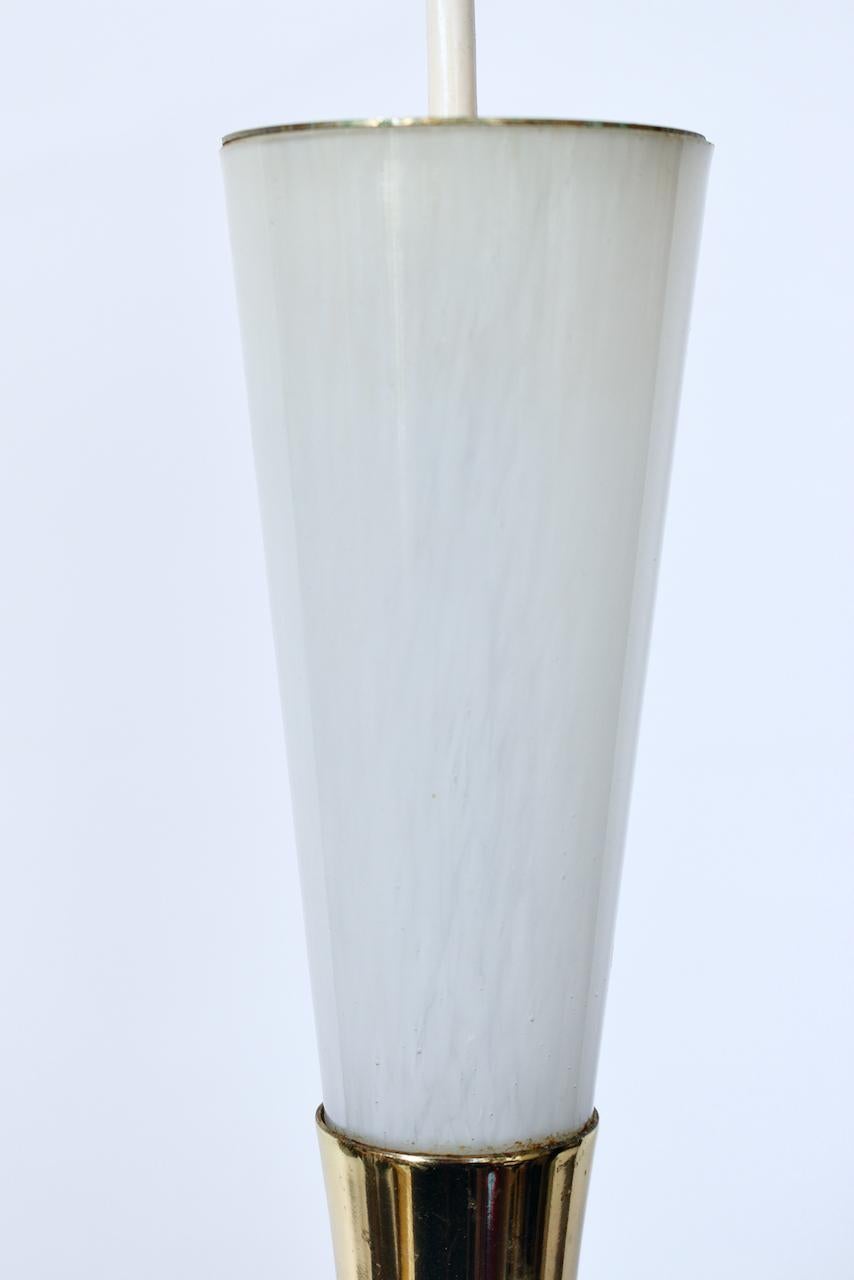 Pendentif suspendu en verre tacheté blanc et laiton de Moe Light, années 1960 en vente 3