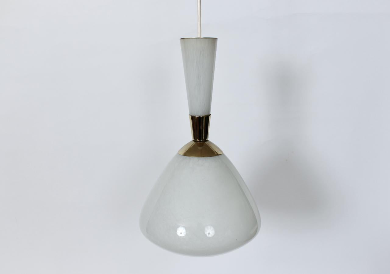Hängeleuchte aus weißem gesprenkeltem Glas und Messing, von Moe Light, 1960er Jahre im Angebot 12