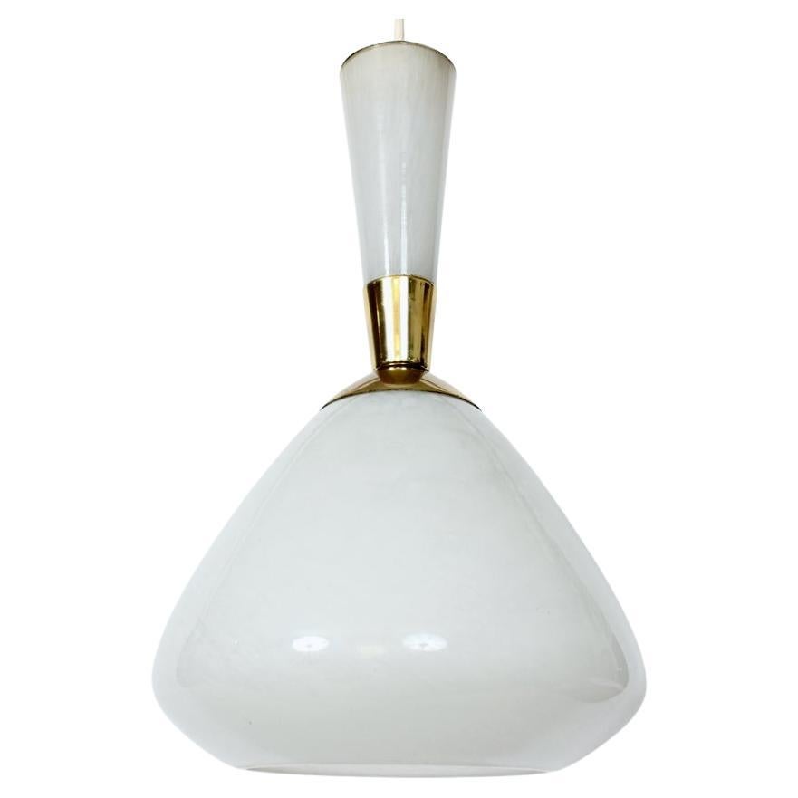 Mid-Century Modern Pendentif suspendu en verre tacheté blanc et laiton de Moe Light, années 1960 en vente