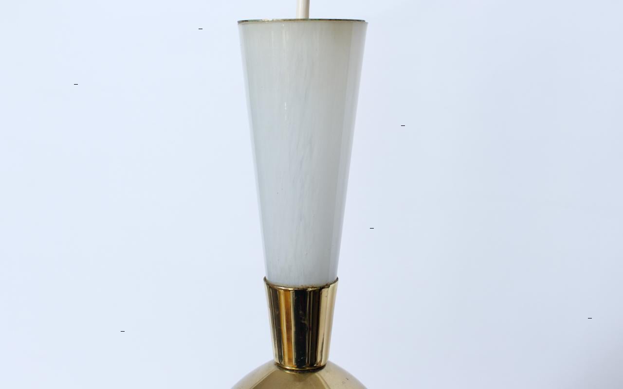 Pendentif suspendu en verre tacheté blanc et laiton de Moe Light, années 1960 en vente 1