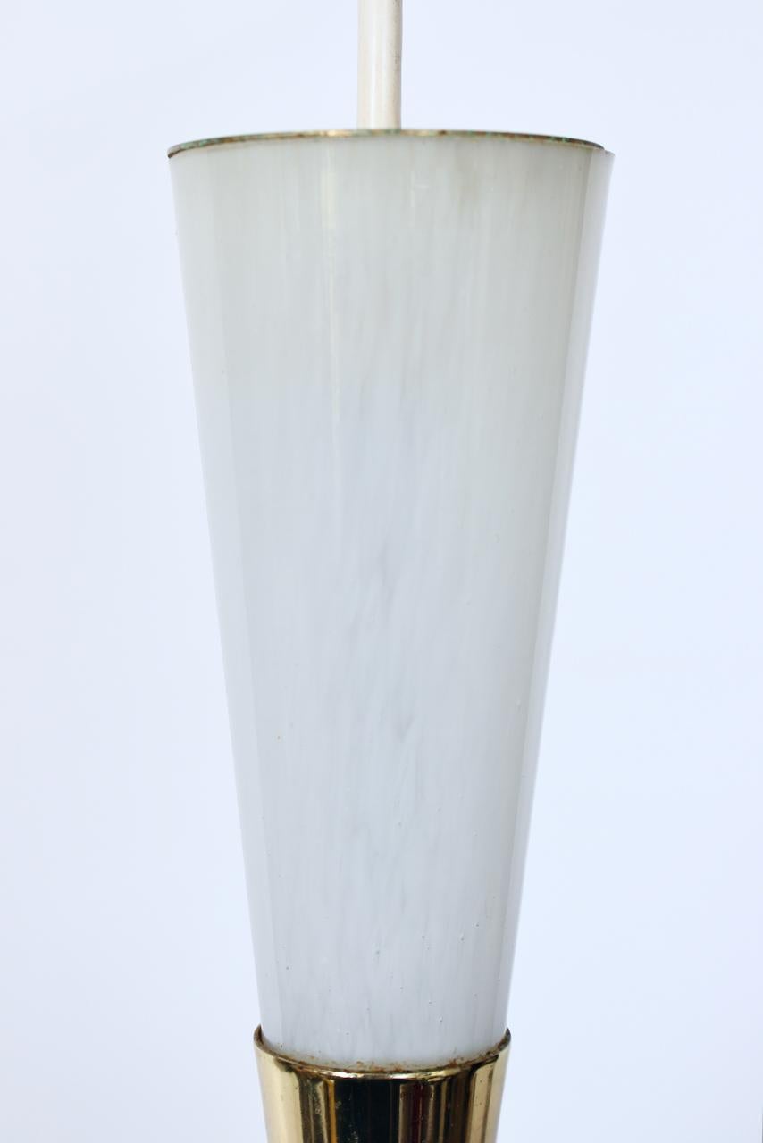 Hängeleuchte aus weißem gesprenkeltem Glas und Messing, von Moe Light, 1960er Jahre im Angebot 3