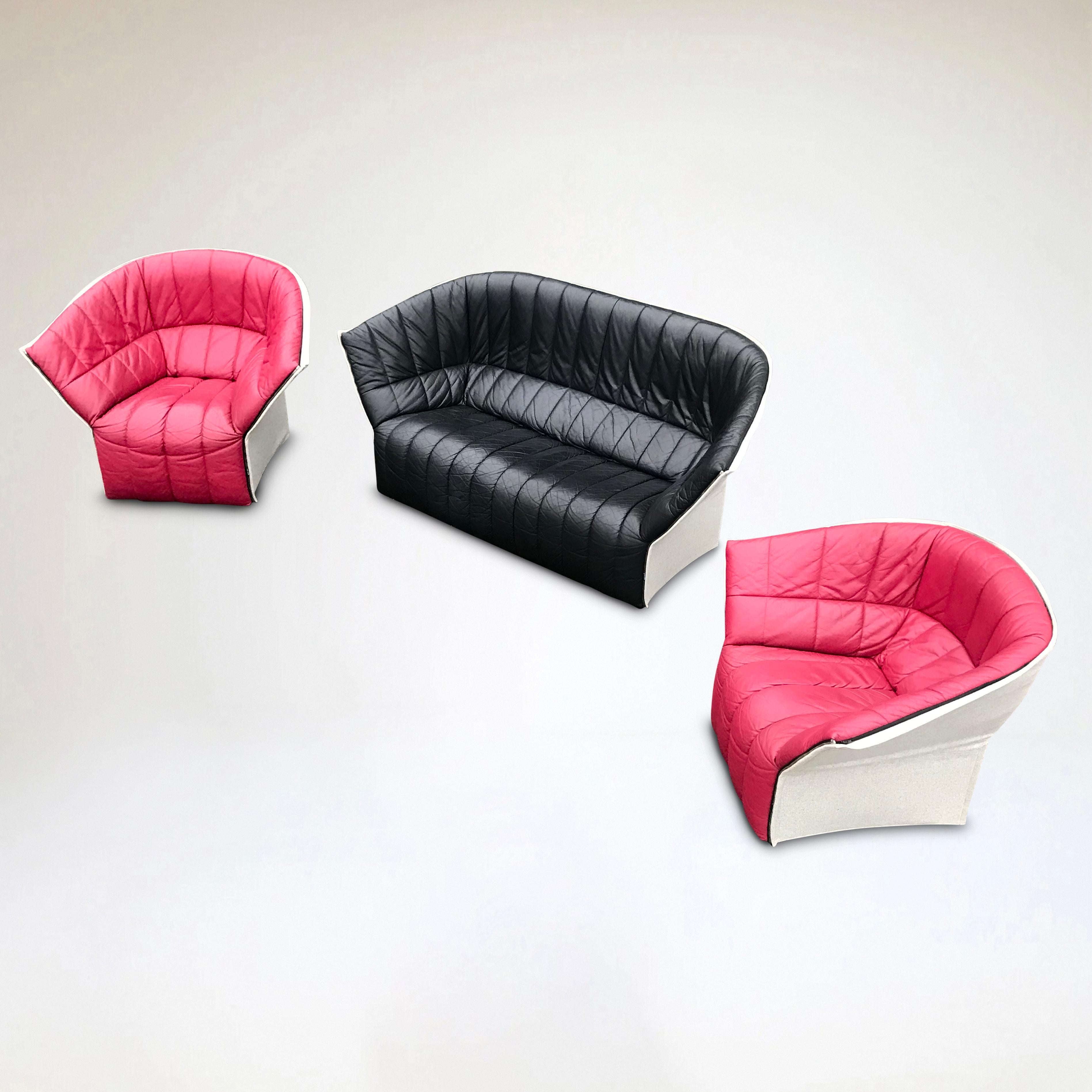 Der Moel von Inga Sempé ist ein zukünftiger Klassiker und wurde als zeitgenössischer Ansatz für einen gekapselten Sitz mit hochflexiblen Seiten- und Rückenlehnen entworfen.

In typischer Ligne Roset-Manier ist das Sofa königlich mit Formschaum