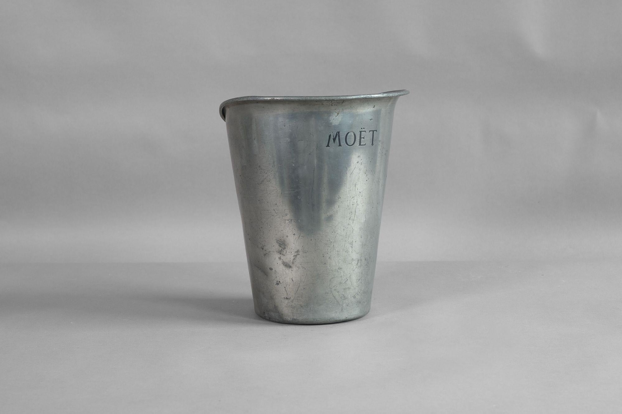 Ice bucket with shaped spout and Moët inscription. France circa 1930.

H 26.5cm x W 22cm x D 20cm