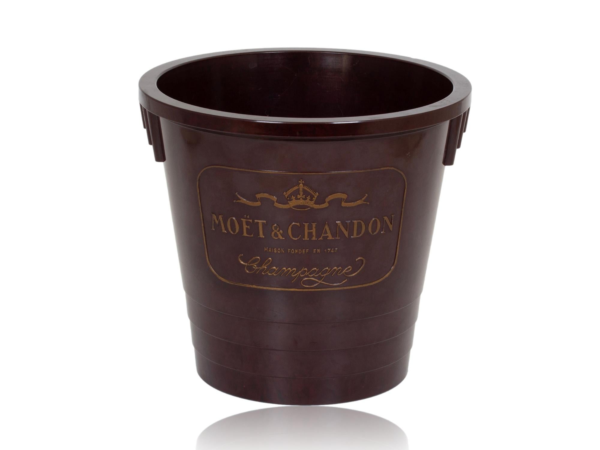 EXPÉDITION MONDIALE GRATUITE 

Bakélite mauve marbrée

Dans notre collection Barware, nous avons le plaisir de vous proposer ce seau à champagne en bakélite Moet & Chandon Art Deco. Le seau à champagne de forme typique avec un corps effilé et une