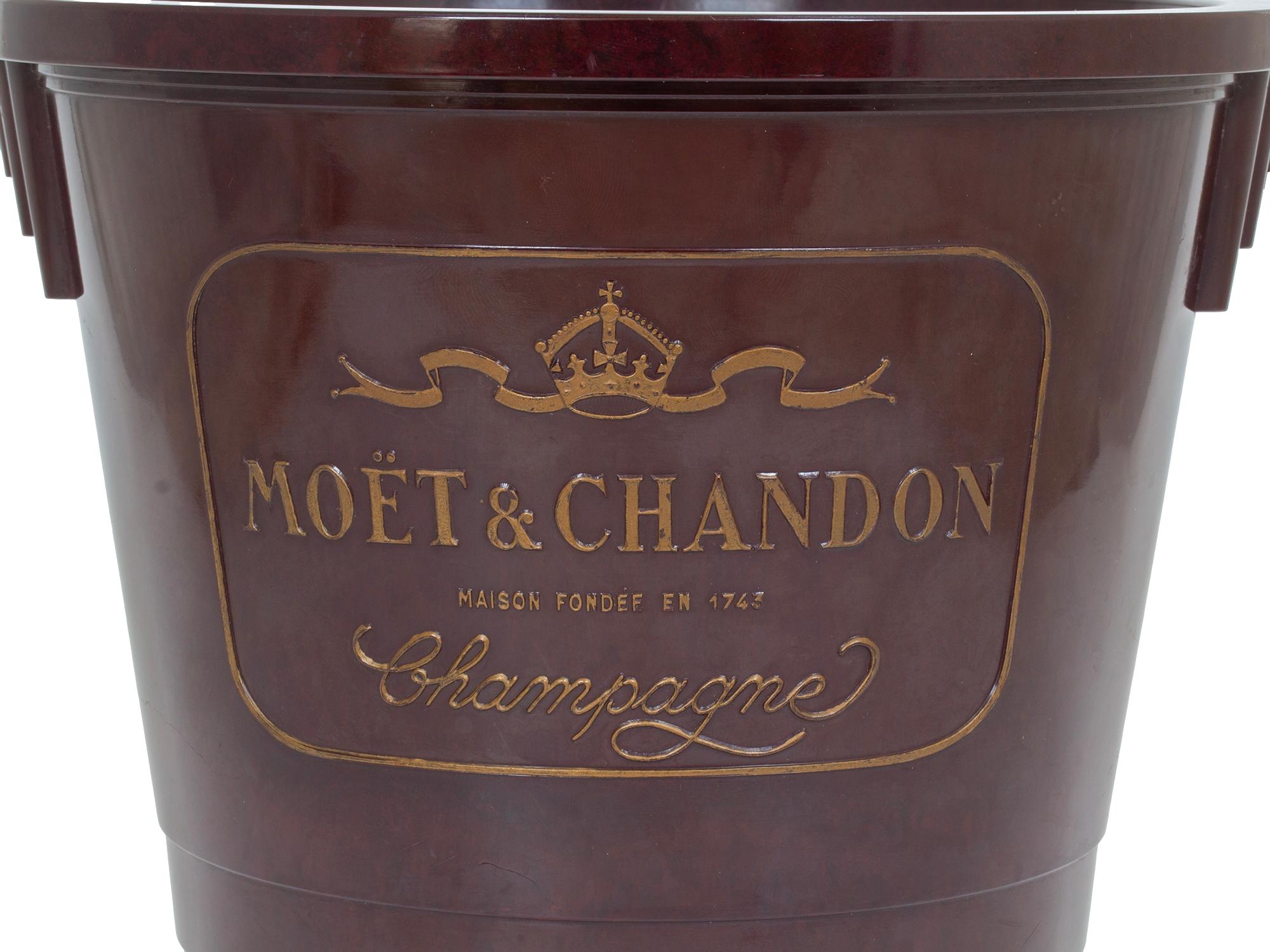 20ième siècle Seau à glace à champagne en bakélite Art déco Moet & Chandon en vente