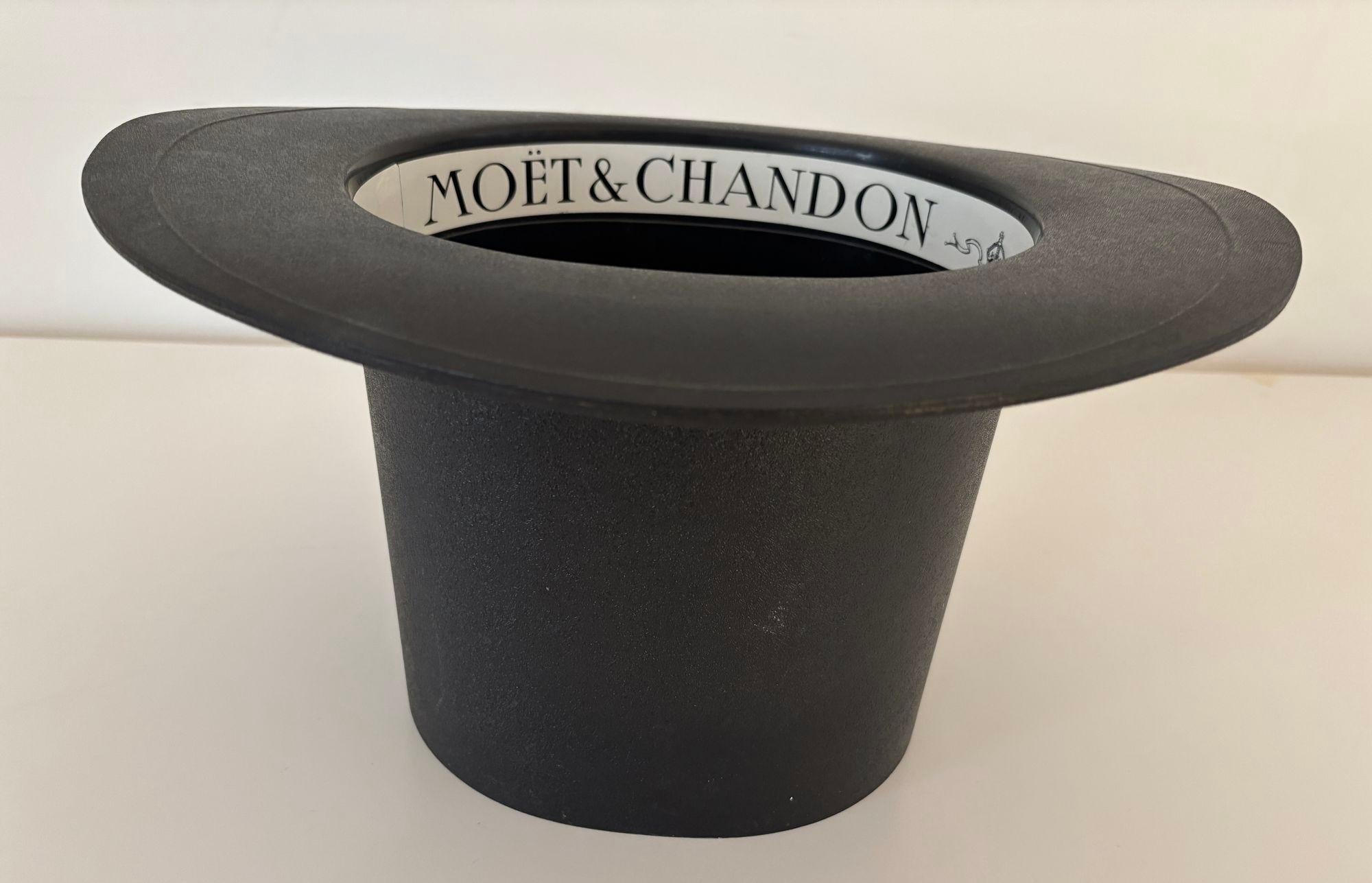 Raffreddatore per vino e champagne a forma di cappello di Moet & Chandon, vintage anni '80, realizzato in plastica rigida nera di grandi dimensioni.
Vintage Design/One Elegante secchiello pubblicitario francese di Moët & Chandon del 1980 circa, a