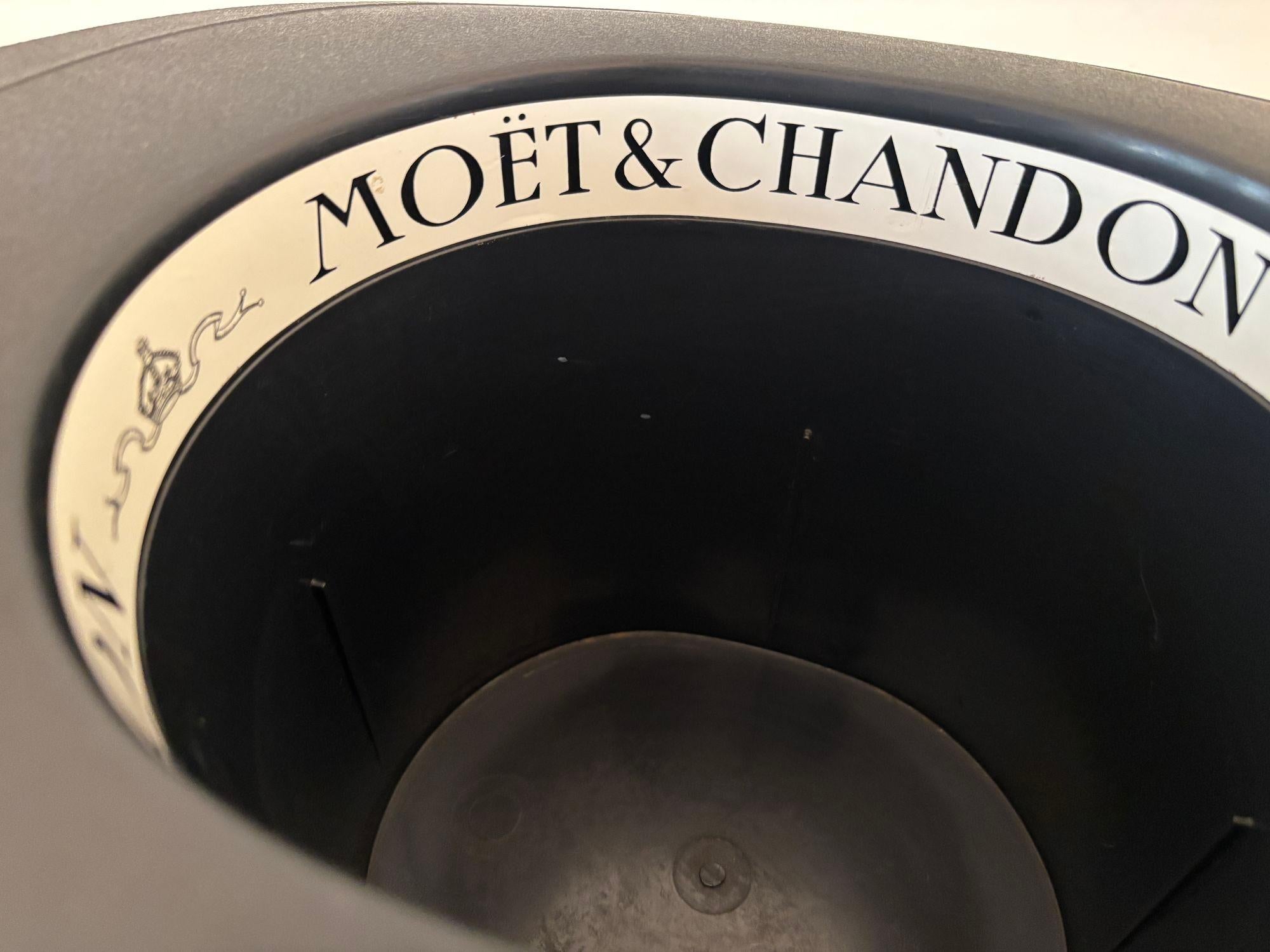 Secchiello da ghiaccio per champagne Moet & Chandon Black Top Hat In condizioni buone in vendita a North Hollywood, CA