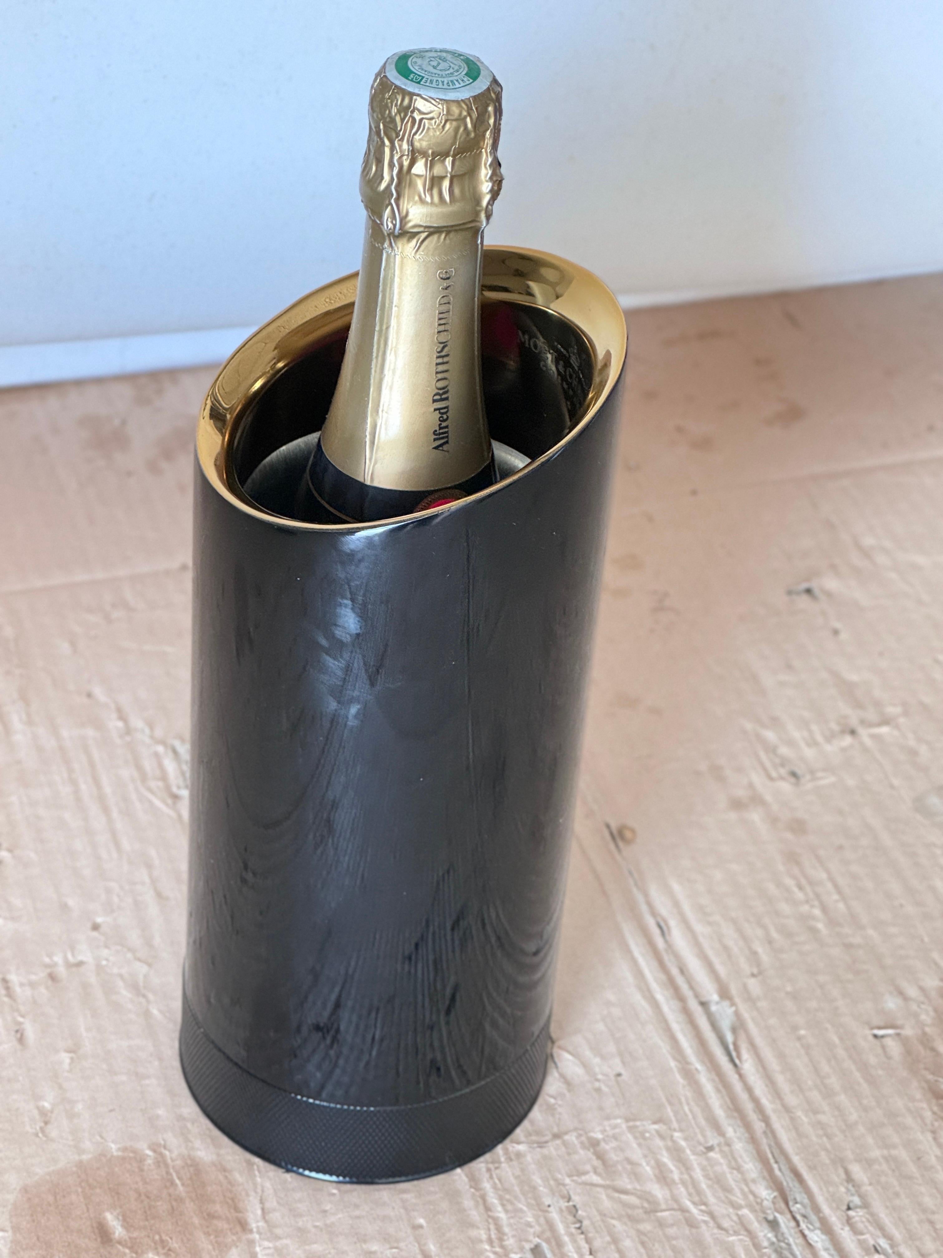 Moet & Chandon Champagnerkühler aus Metall in schwarzer und weißer Farbe von Jean Marc Gady.

Das Objekt ist ein Metallzylinder, der sich aufschrauben lässt und in dem sich ein weiterer Aluminiumzylinder befindet, der bei einer negativen Temperatur
