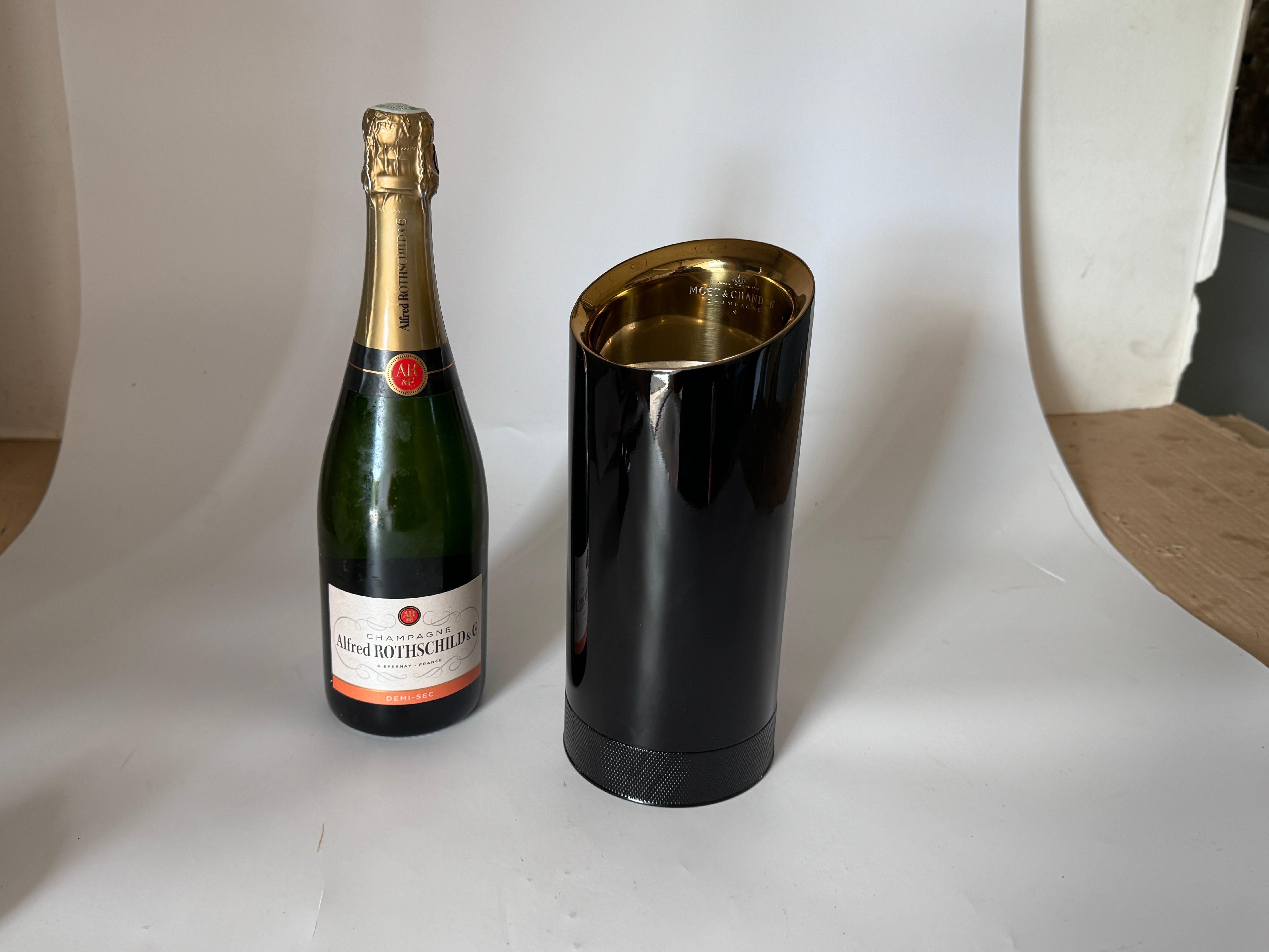 Moët & Chandon Champagner Eimer Metall Schwarz und Weiß Farbe von Jean Marc Gady (Französisch) im Angebot