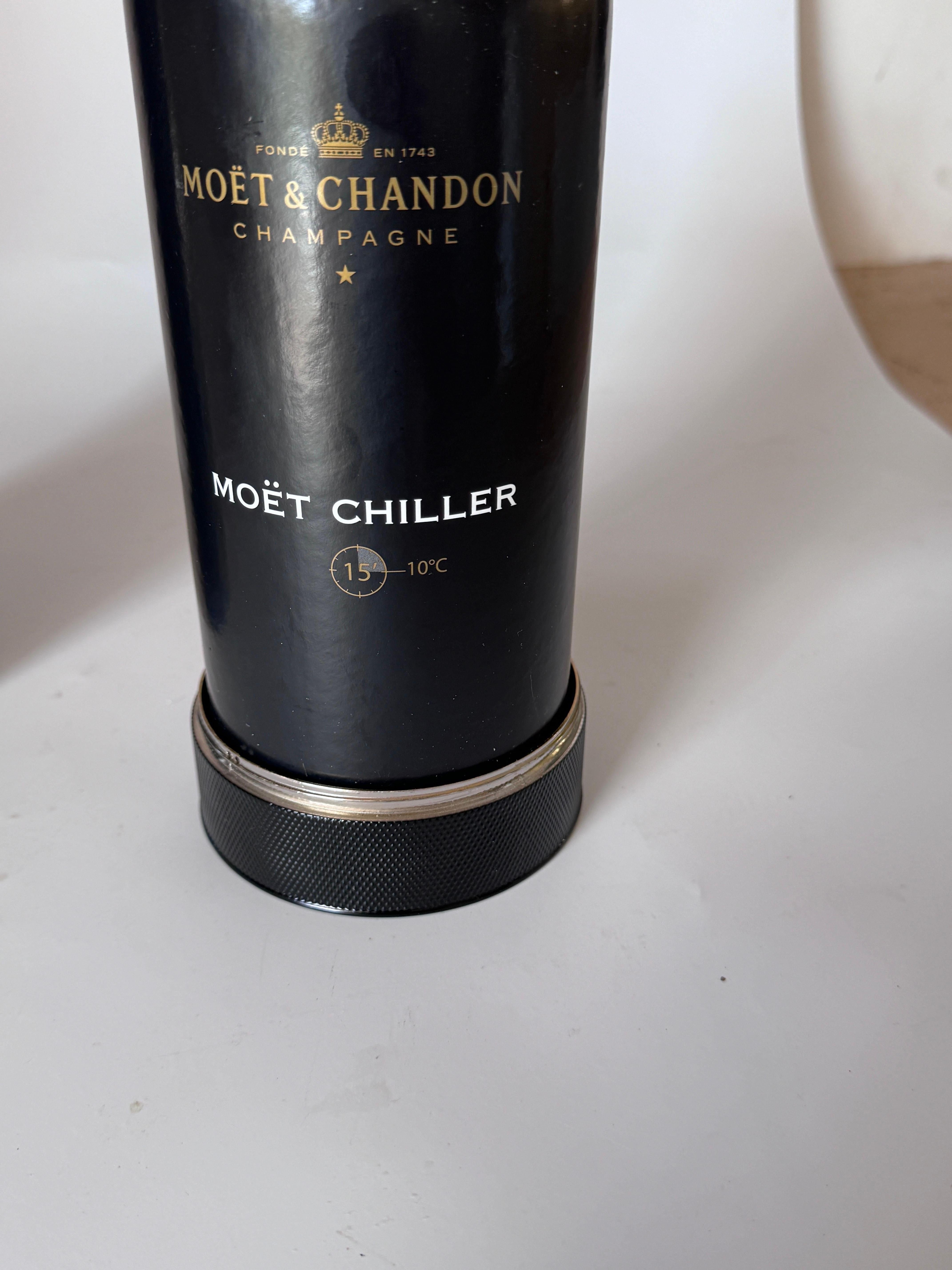 Moët & Chandon Champagner Eimer Metall Schwarz und Weiß Farbe von Jean Marc Gady im Angebot 4