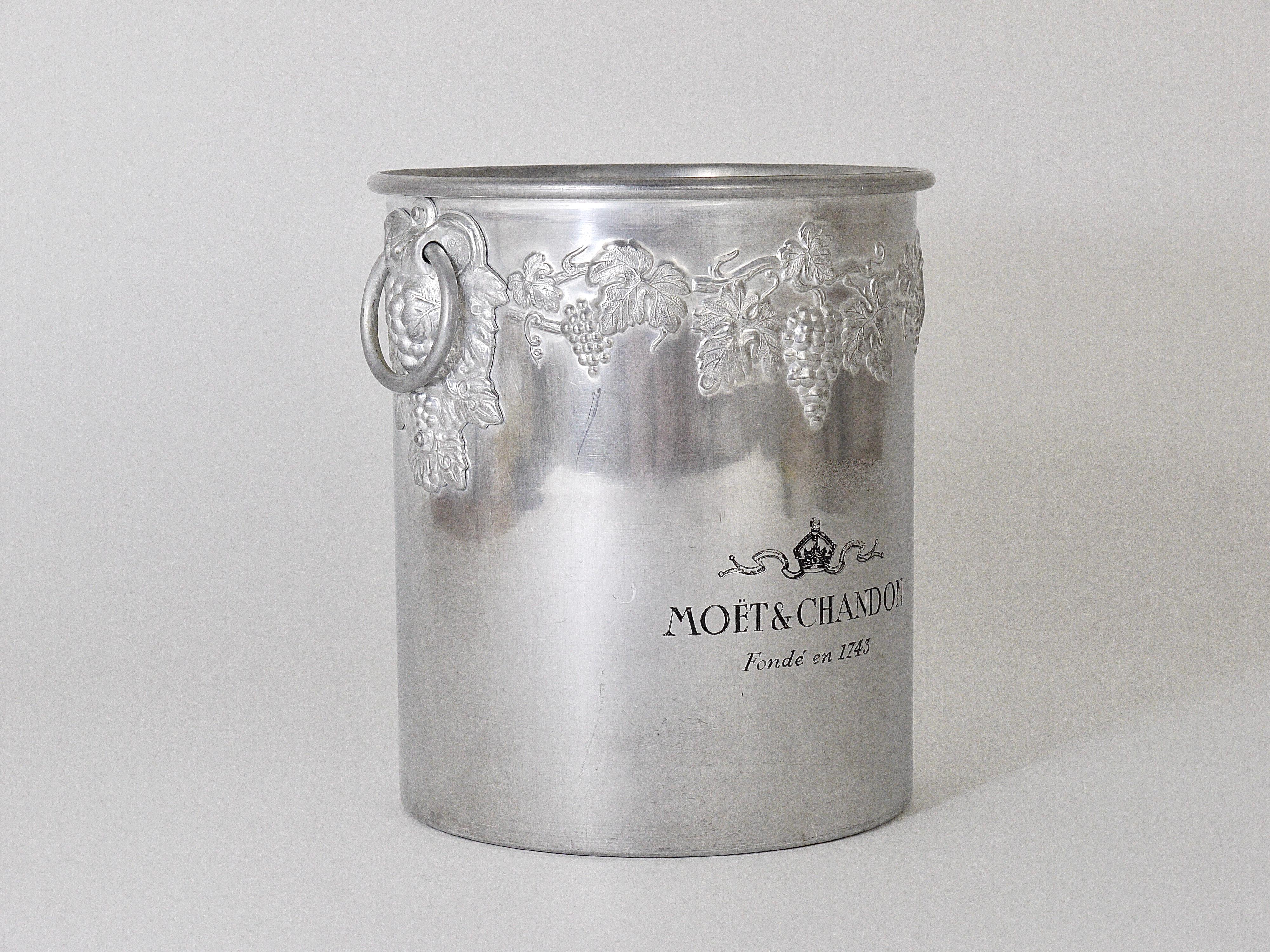 Moet & Chandon Champagne Ice Bucket Bottle Cooler from the 1970s, France In Good Condition In Vienna, AT