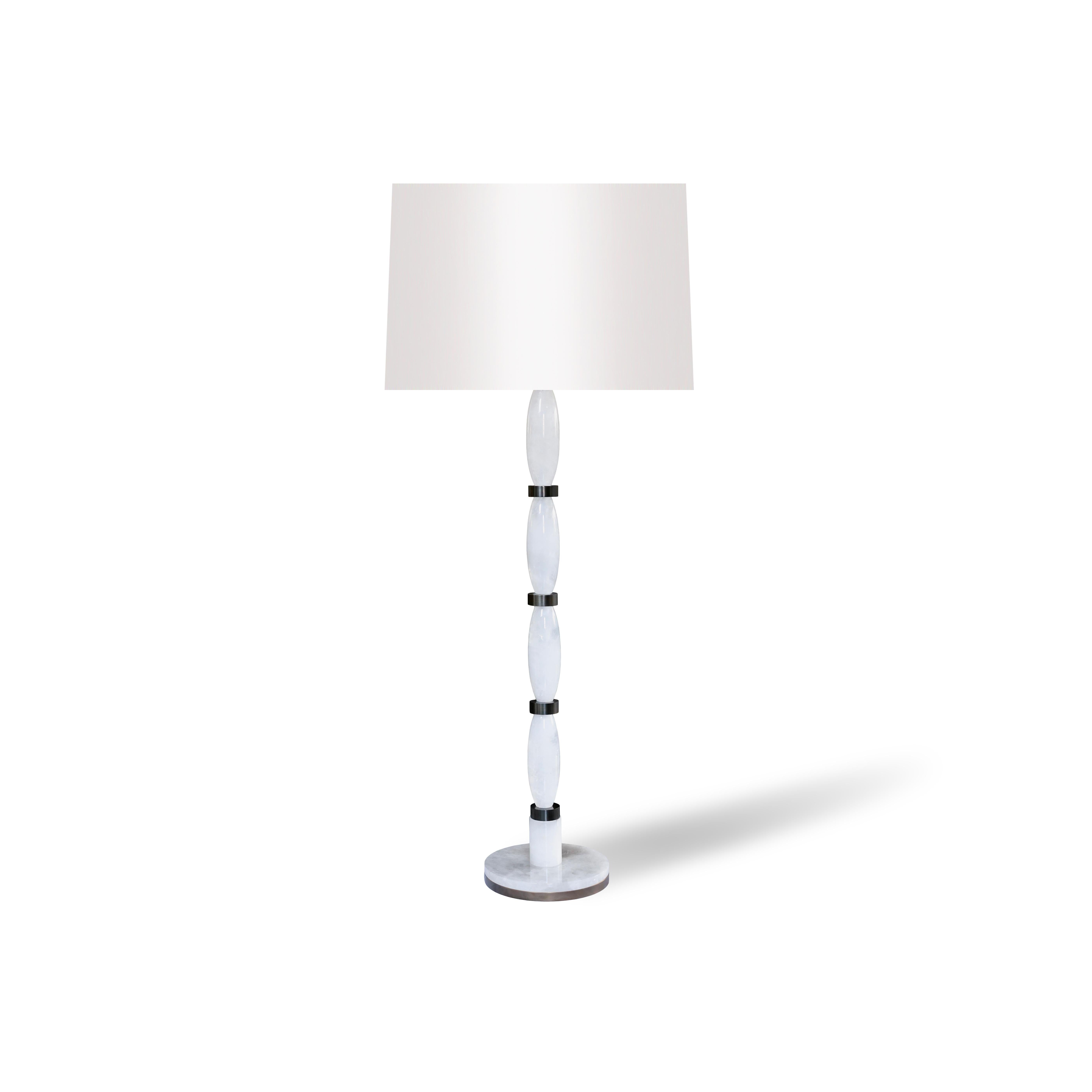 Lampada da terra in cristallo di rocca con decorazioni in ottone invecchiato.
Creato da Phoenix 
Finitura metallica personalizzata su richiesta.

Altezza totale con paralume 56 pollici 
I paralumi non sono inclusi 