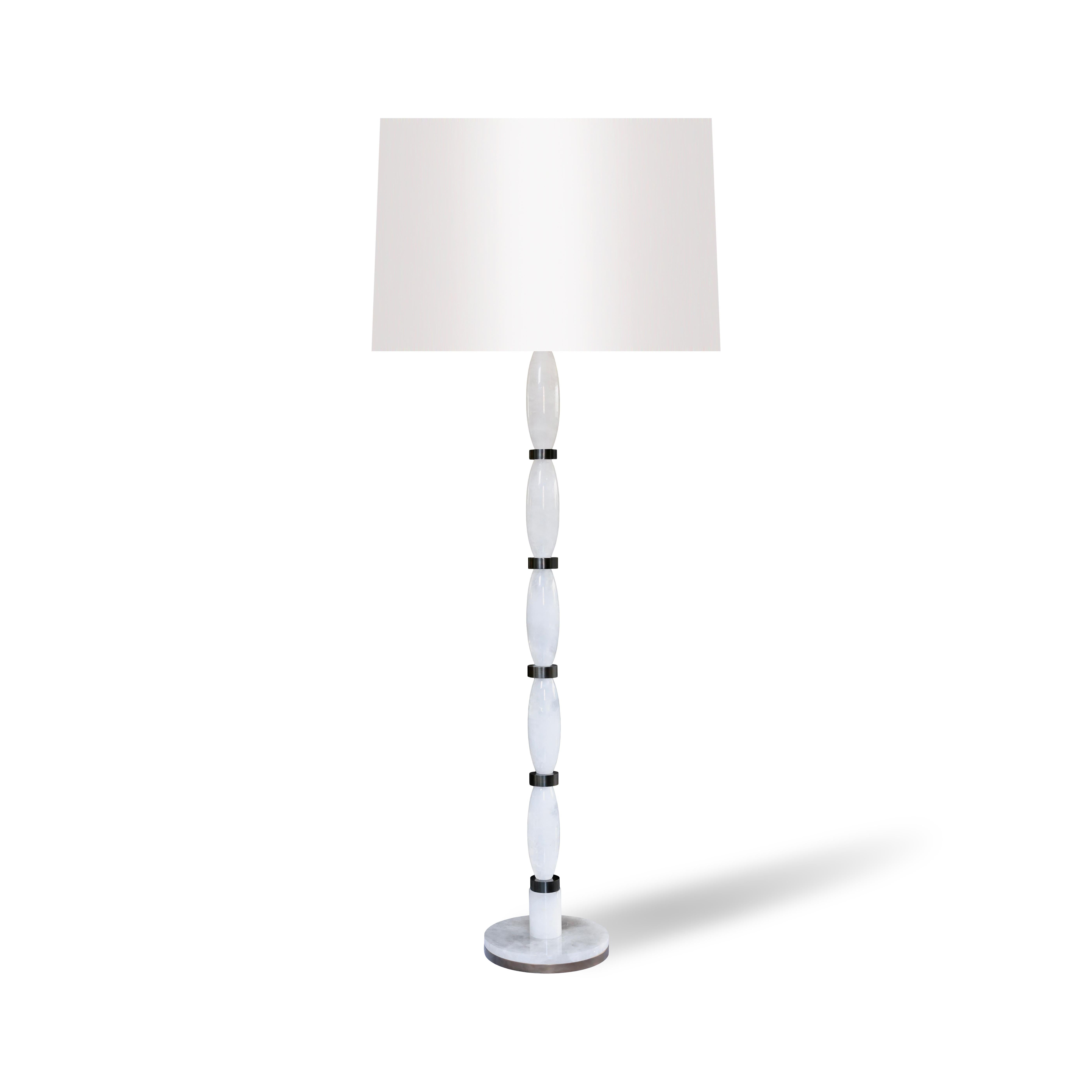 Lampada da terra in cristallo di rocca con decorazioni in ottone invecchiato.

Creato da Phoenix 

Finitura metallica personalizzata su richiesta 

Altezza complessiva con il paralume 68 pollici 

Il paralume non è incluso.

