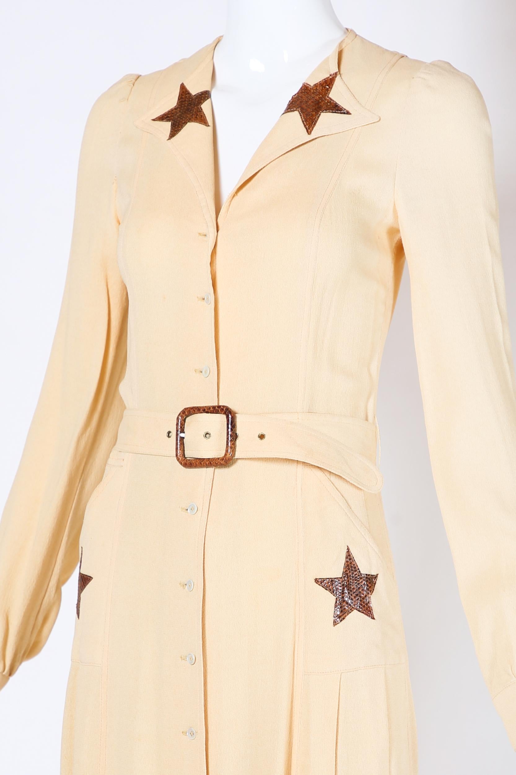 MOG Label Pale Yellow Fitted Dress w/Snakeskin Star Motif ca. 1970 In Excellent Condition In Studio City, CA