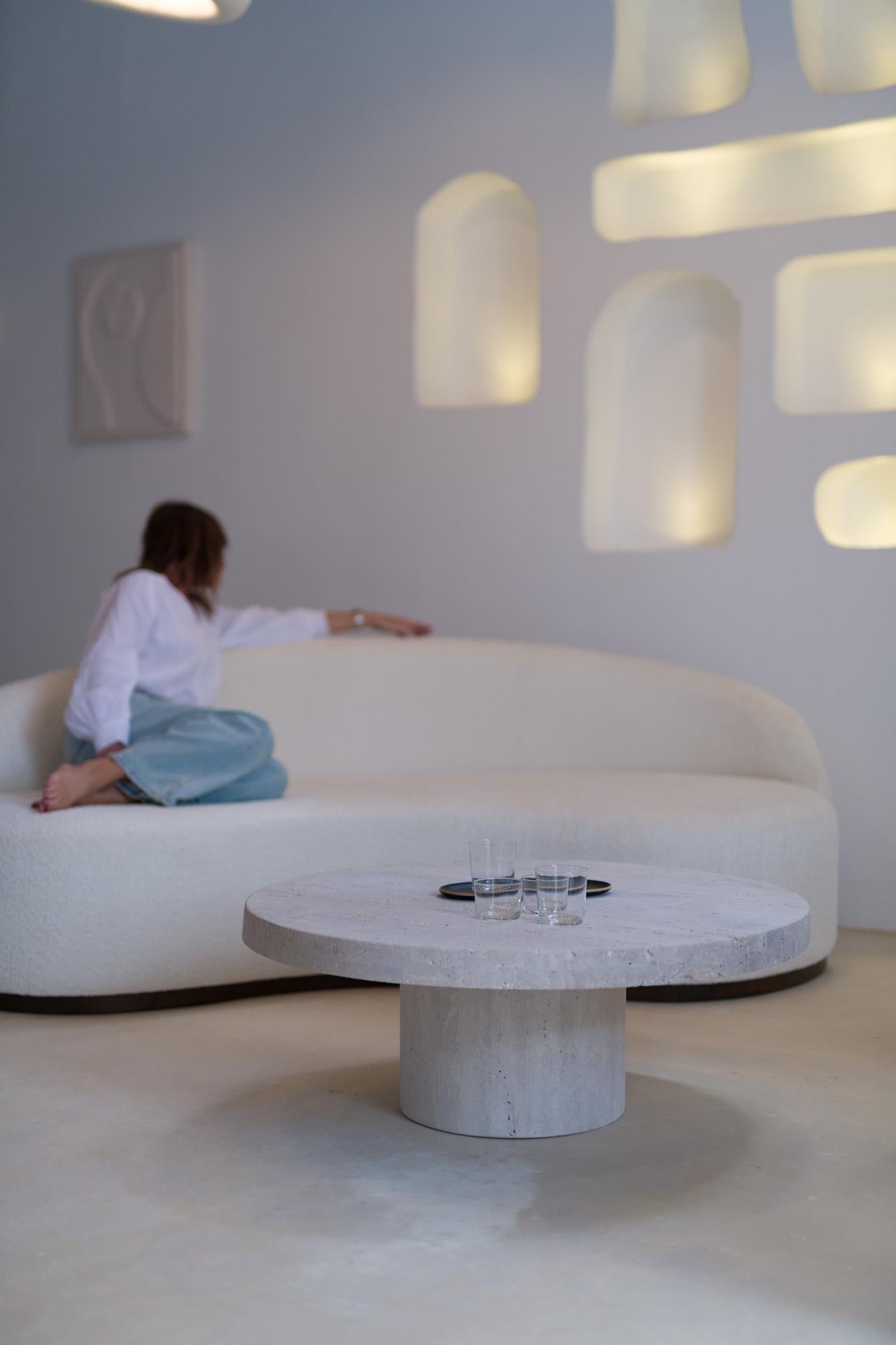 Tavolino basso decorativo in travertino Mogador Lizea 100 di Beije Avenue
Dimensioni: Ø 100 x H. 40 cm. 
Materiali: Travertino.

Disponibile in diverse misure. Contattateci.

Roccia molto apprezzata nell'antichità, il travertino mostra la sua
